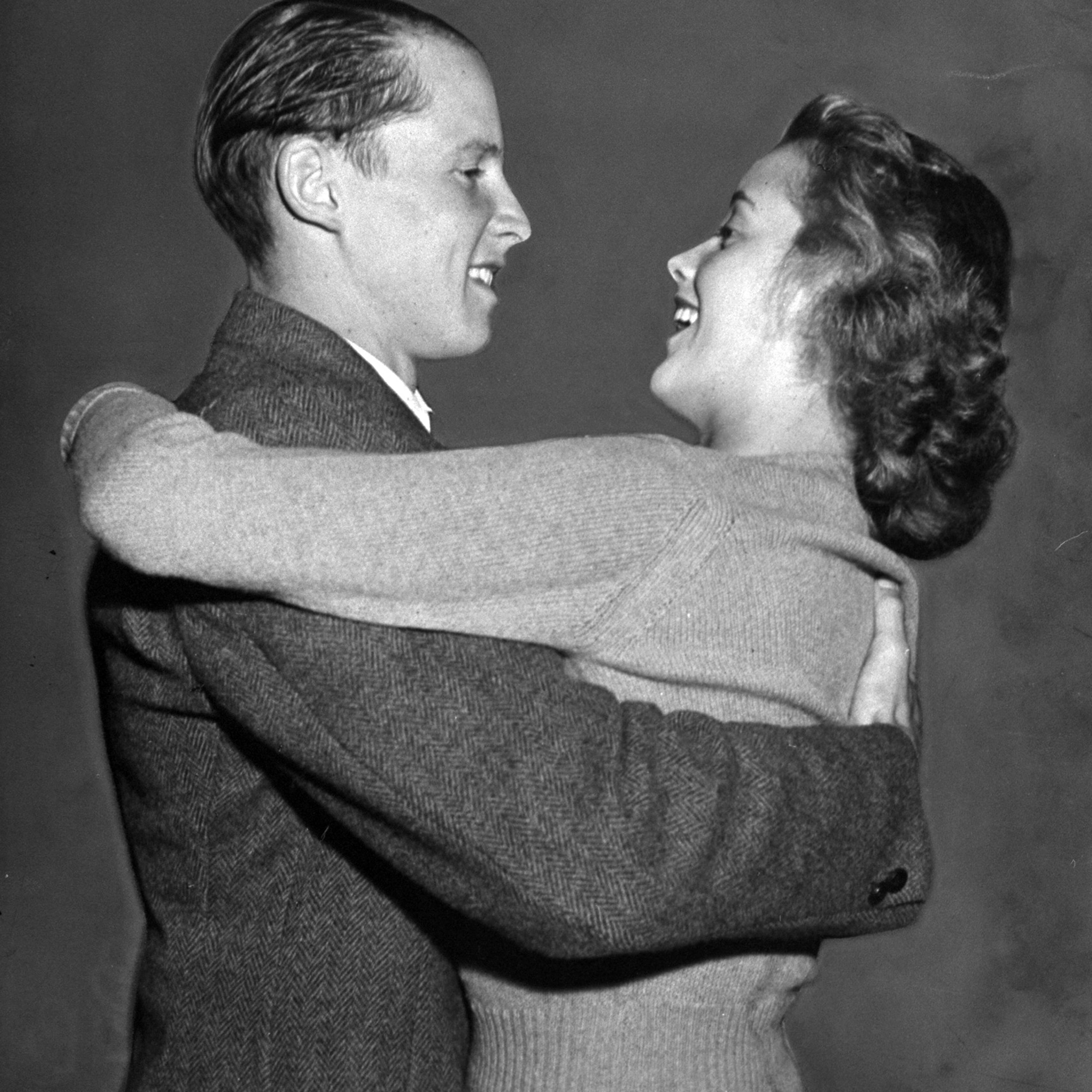 UCLA students Marjorie Henshaw and Johnny Hessel embracing one another, 1939.