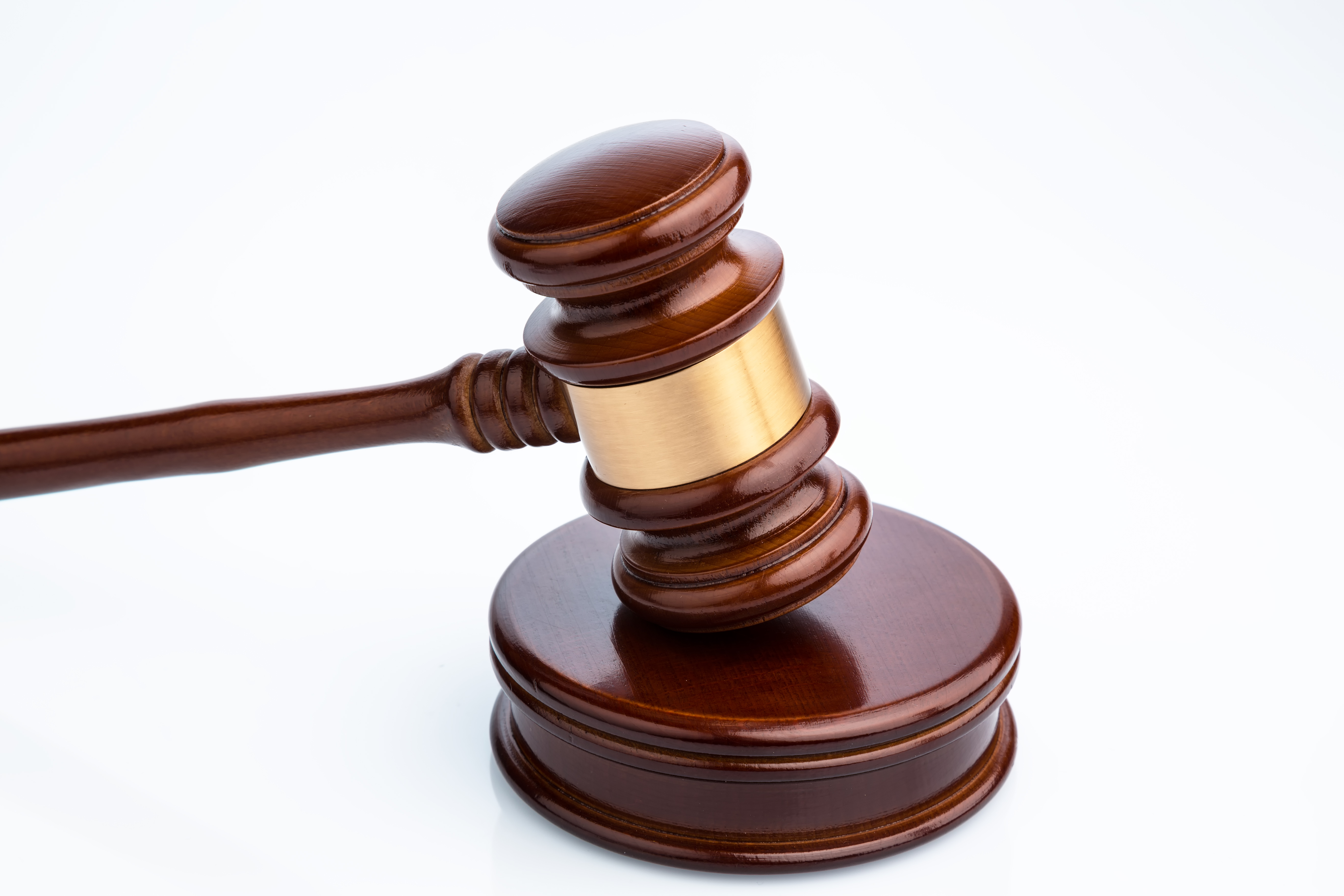 Richterhammer (Gavel) auf weißem Hintergrund. Symbolfoto für Gerechtigkeit