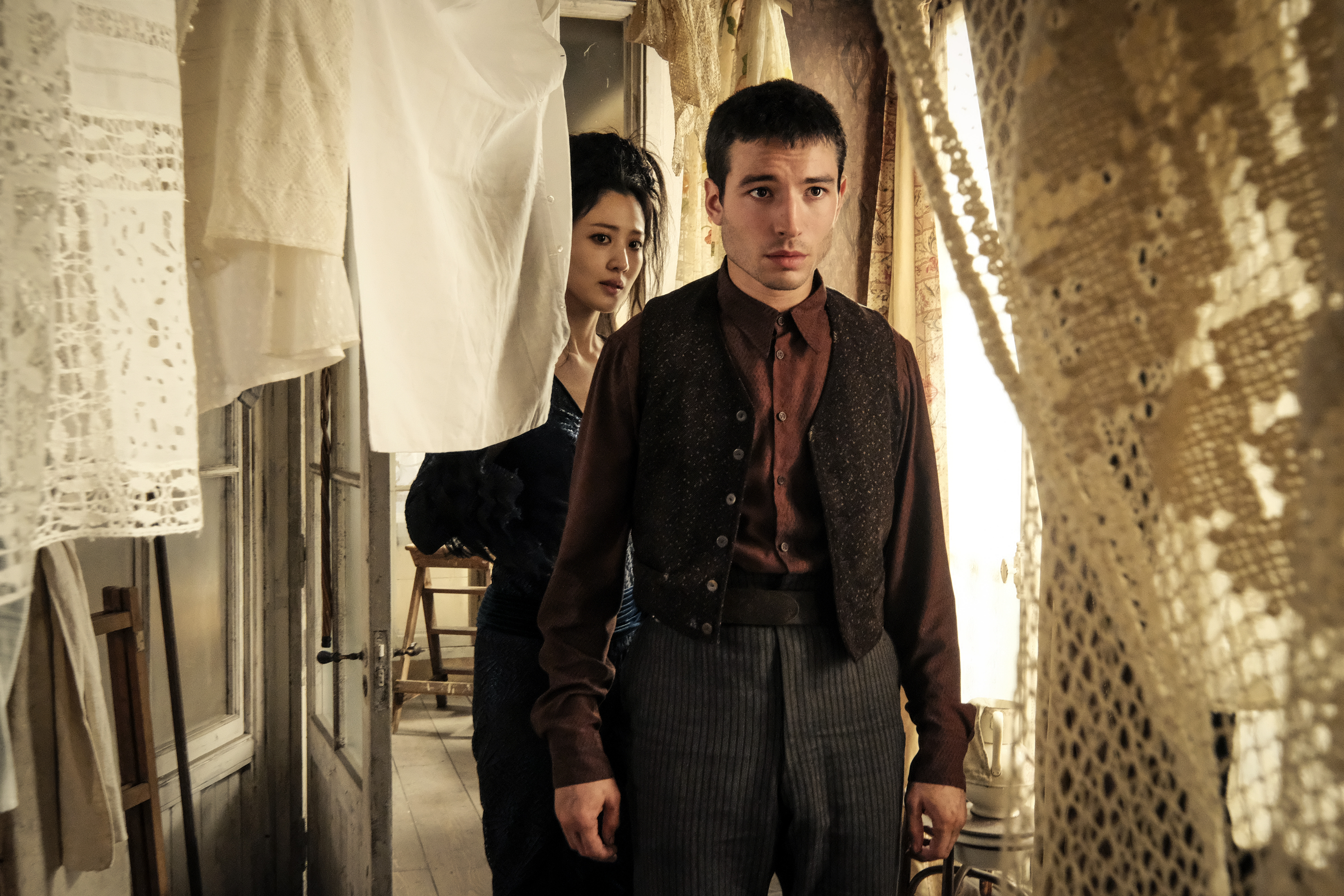 Claudia Kim and Ezra Miller in <i>Fantastic Beasts: The Crimes of Grindelwald</i>