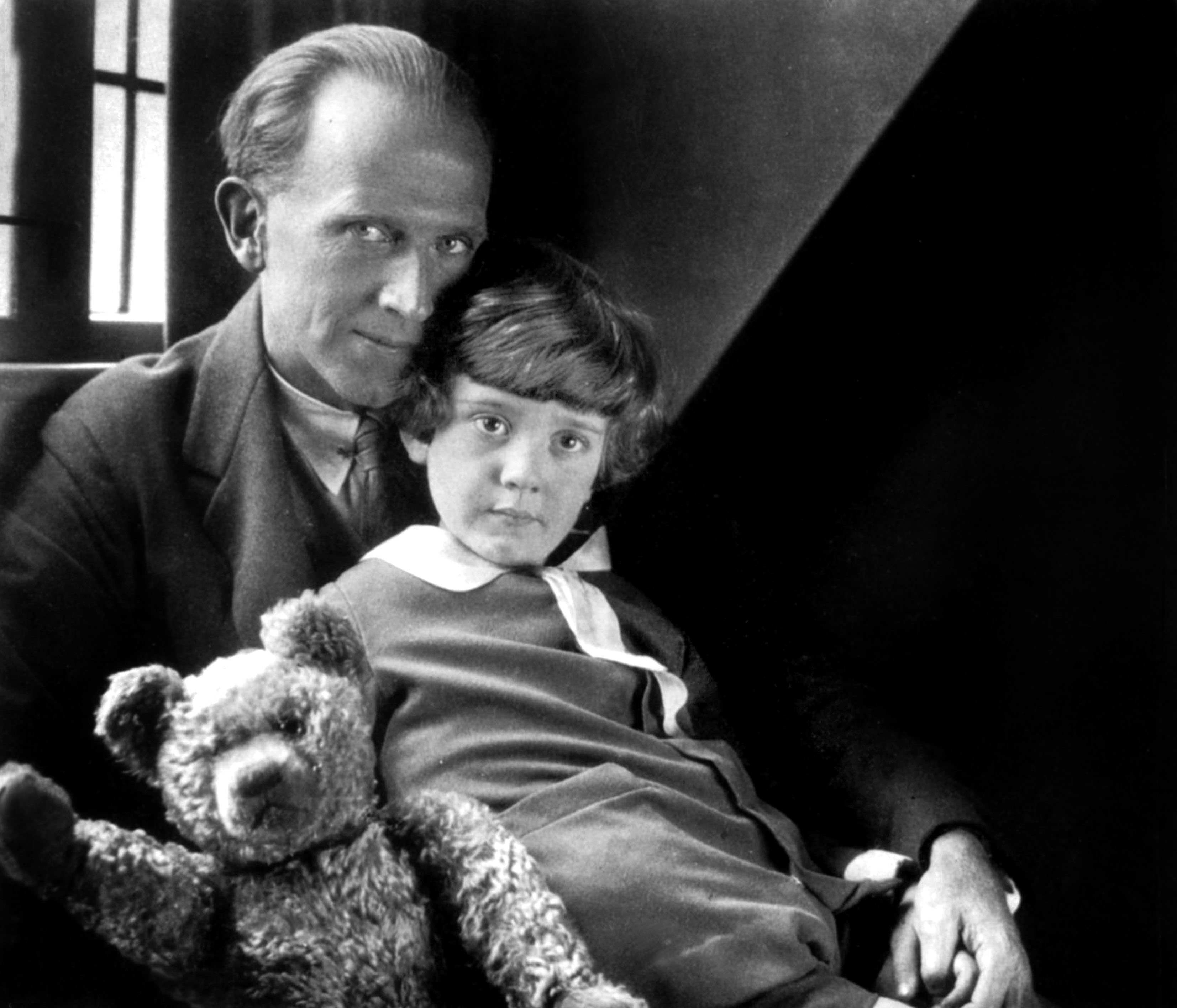 The English novelist Alan Alexander Milne (1882-1956) author of the story Winnie the Pooh, here with his son Christopher Robin Milner (1920-1996), photo by Howard Coster, 1926 - English novelist Alan Alexander Milne who wrote the story of Winnie the Pooh