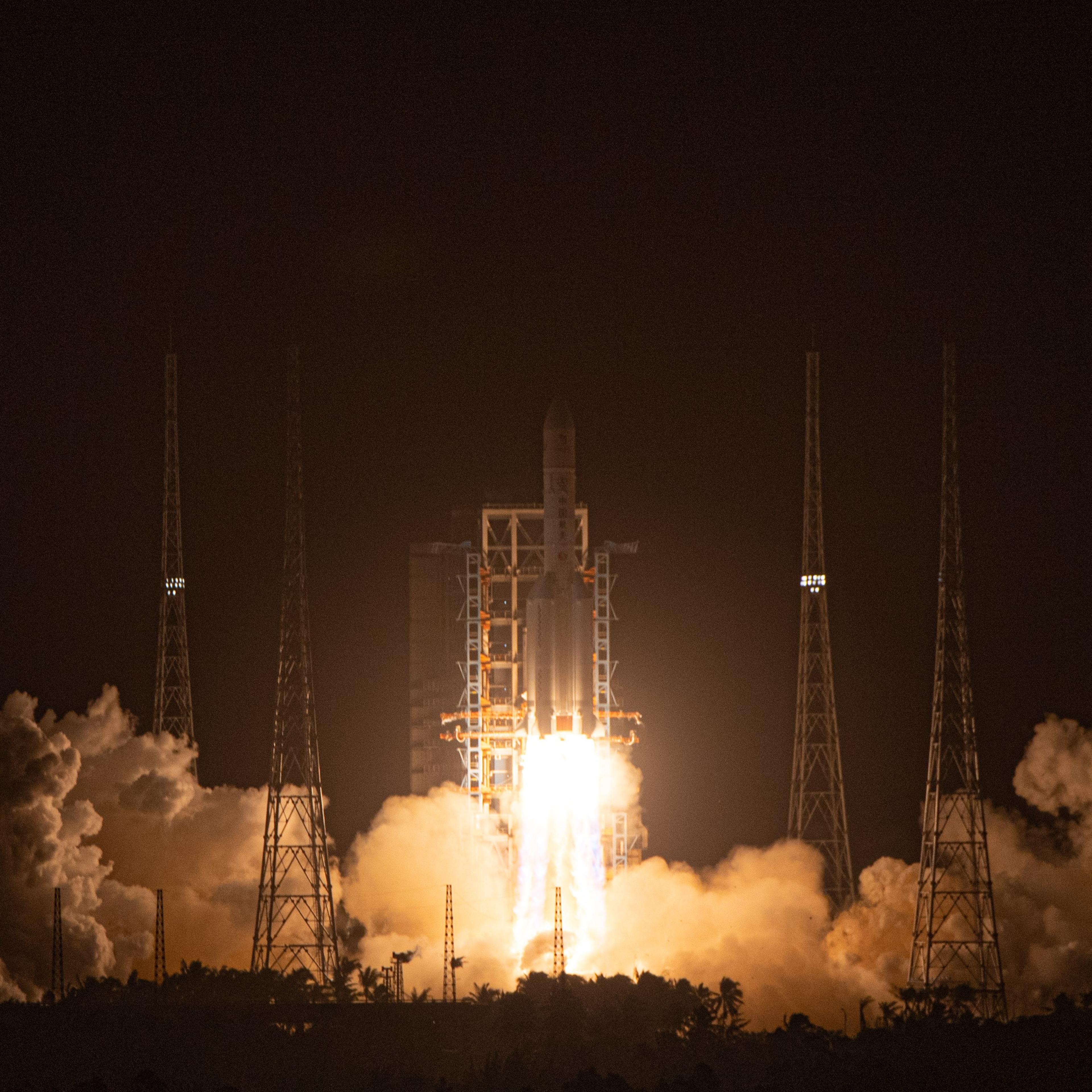 A Long March-5 rocket, carrying the Chang'e-5 spacecraft, blasts off from the Wenchang Spacecraft Launch Site on the coast of southern island province of Hainan, Nov. 24, 2020.