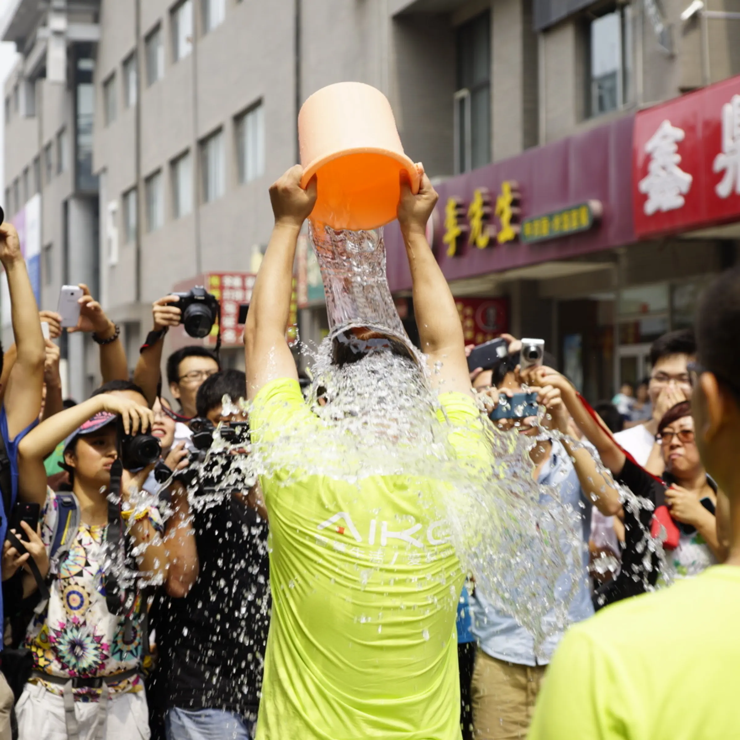 People Does The ALS Ice Bucket Challenge In Beijing