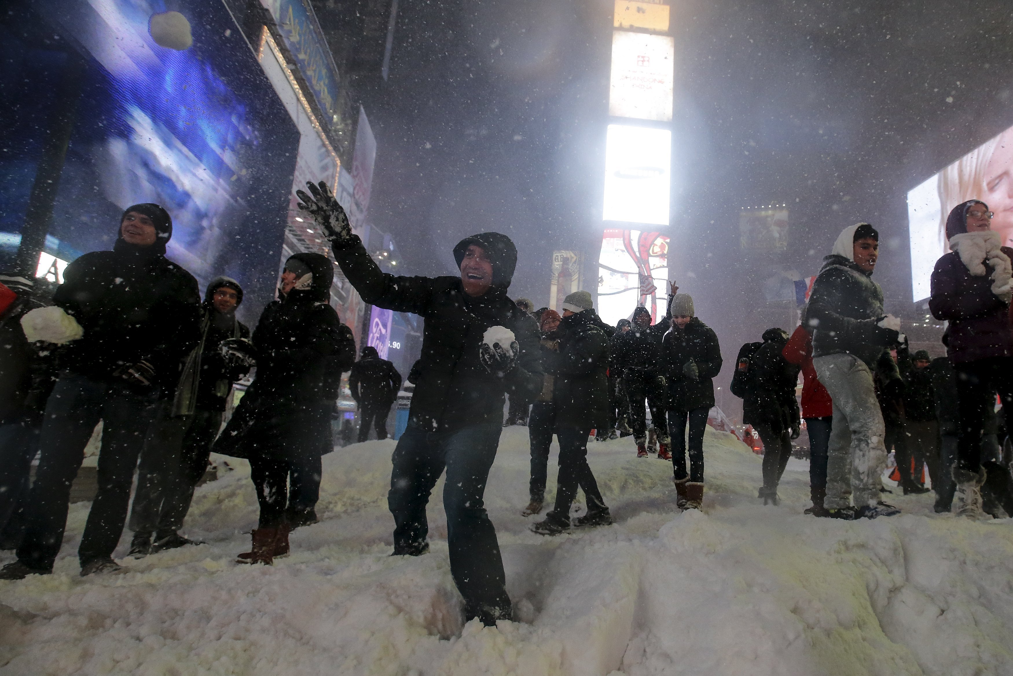 Jonas: Blizzard Photos Show How People Are Braving Storm