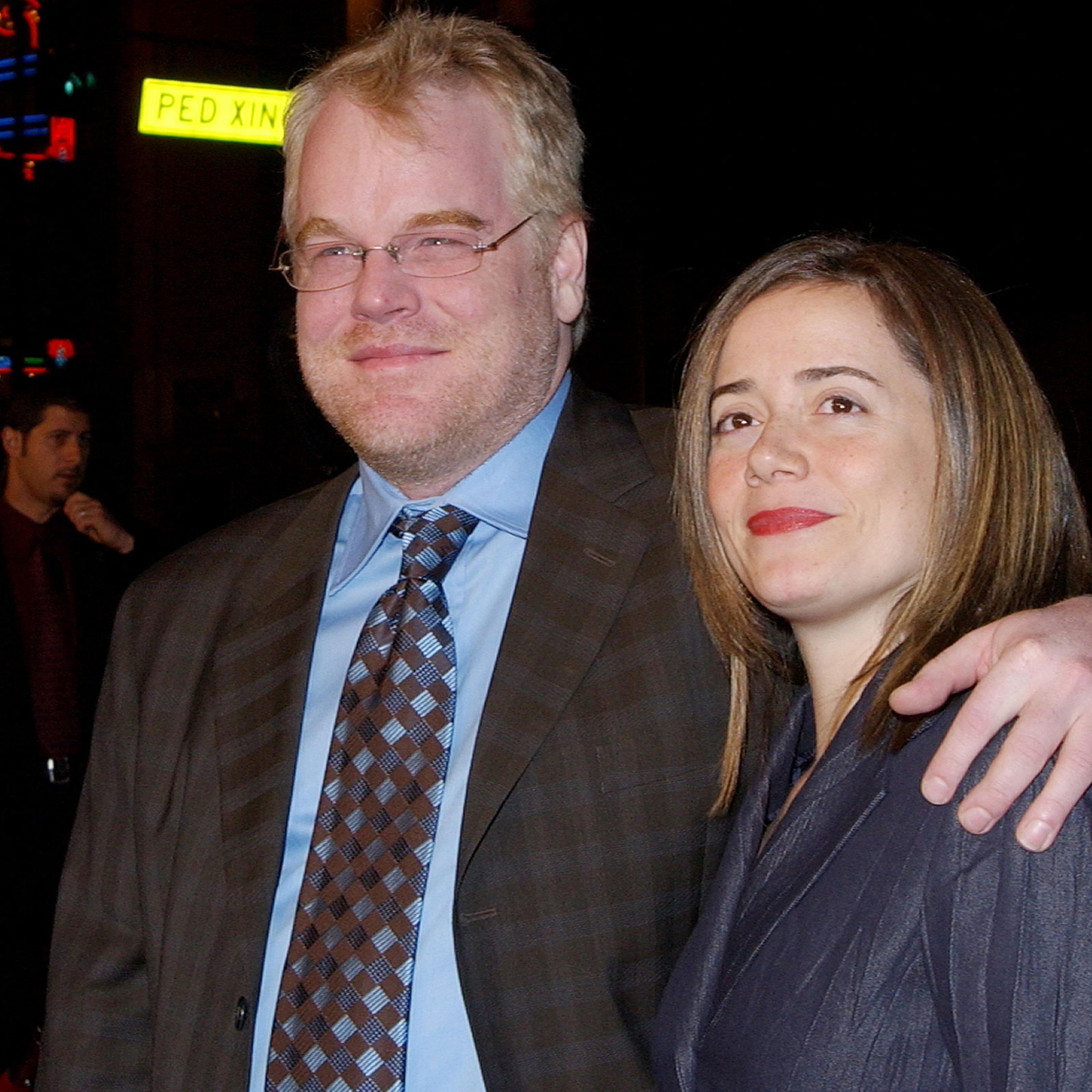 Philip Seymour Hoffman and Mimi O'Donnell at a premiere at Mann's Chinese Theater in Hollywood, California in 2004.