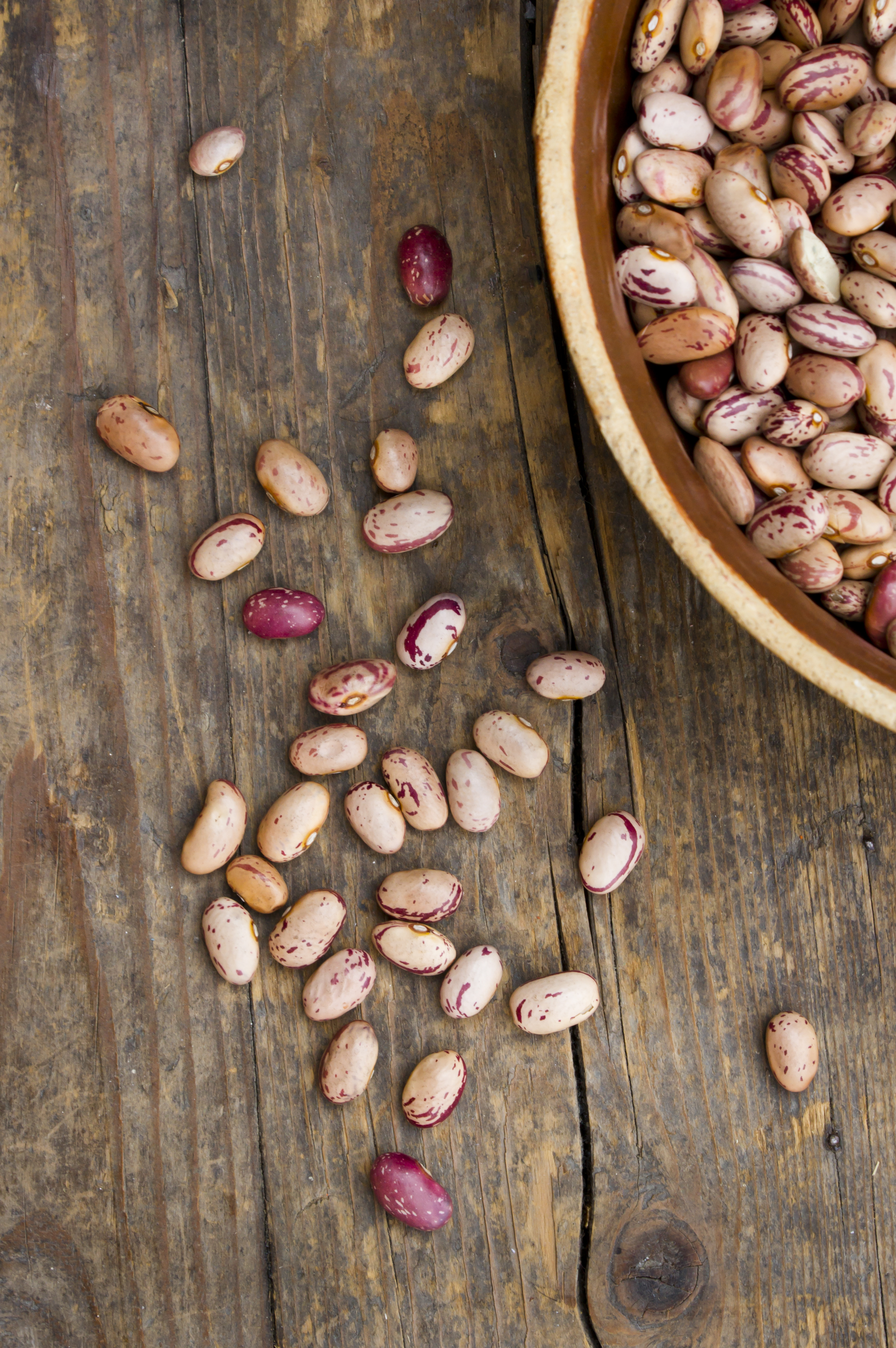 borlotti-beans-wodden-table