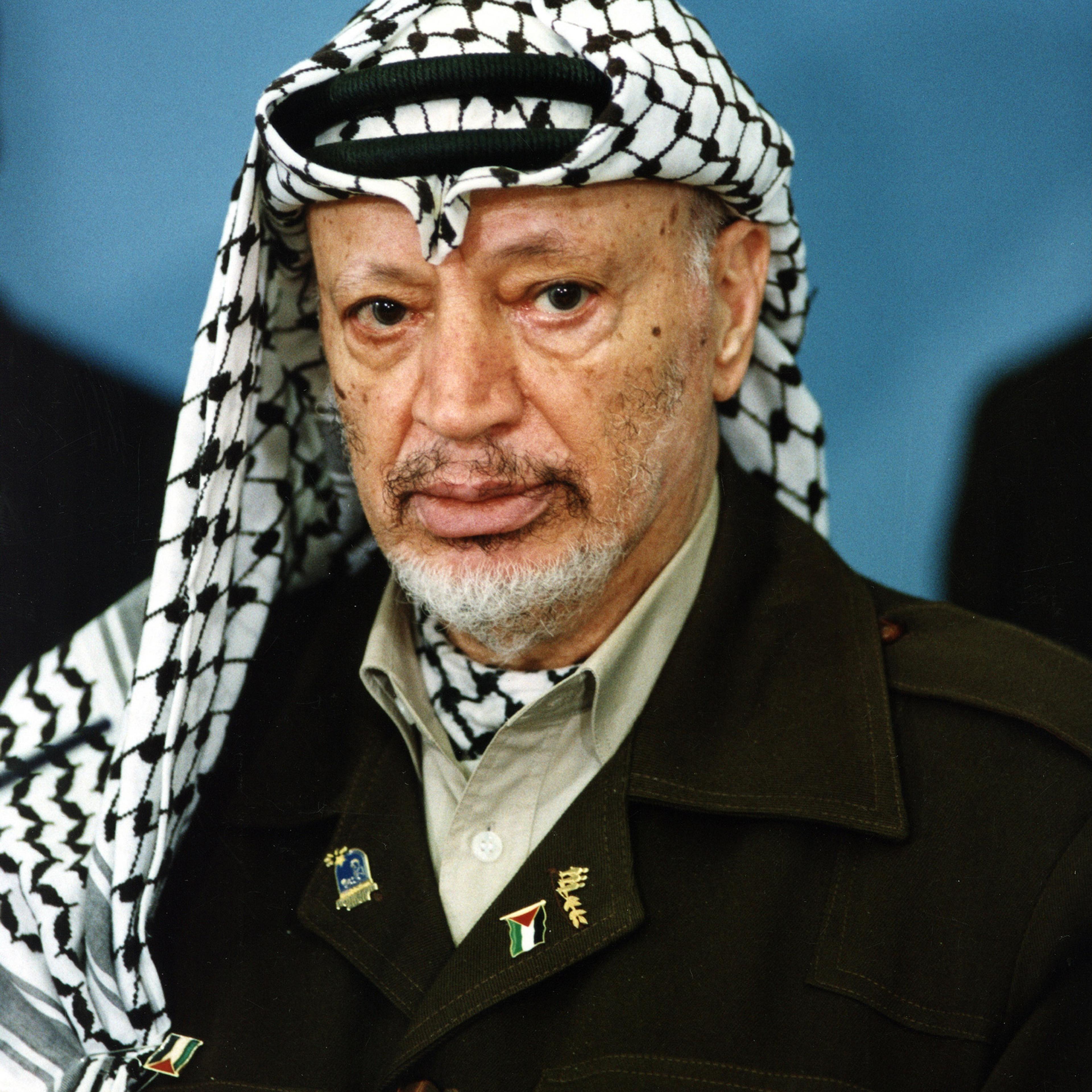 (GERMANY OUT) Arafat, Yassir *24.08.1929-11.11.2004+Politiker, Terrorist, PalaestinaVorsitzender der PLO 1969-2004Praesident der palaest. Autonomiegebiete 1996-2004Friedensnobelpreis 1994- Halbportrait (Photo by P/F/H/ullstein bild via Getty Images)