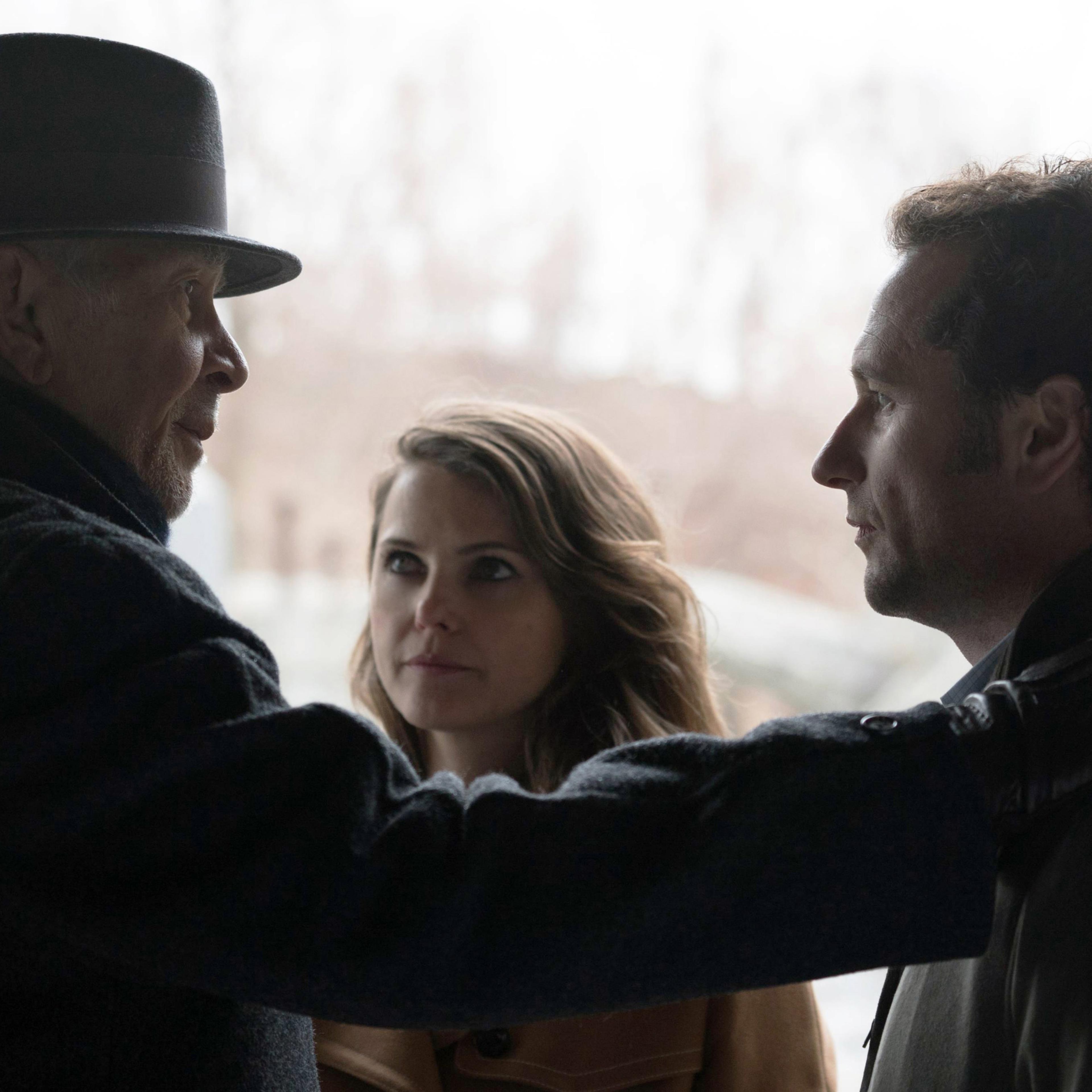 THE AMERICANS -- "Persona Non Grata" Episode 413 (Airs, Wednesday, June 8, 10:00 pm/ep) -- Pictured: (l-r) Frank Langella as Gabriel, Keri Russell as Elizabeth Jennings, Matthew Rhys as Philip Jennings . CR: Ali Goldstein/FX