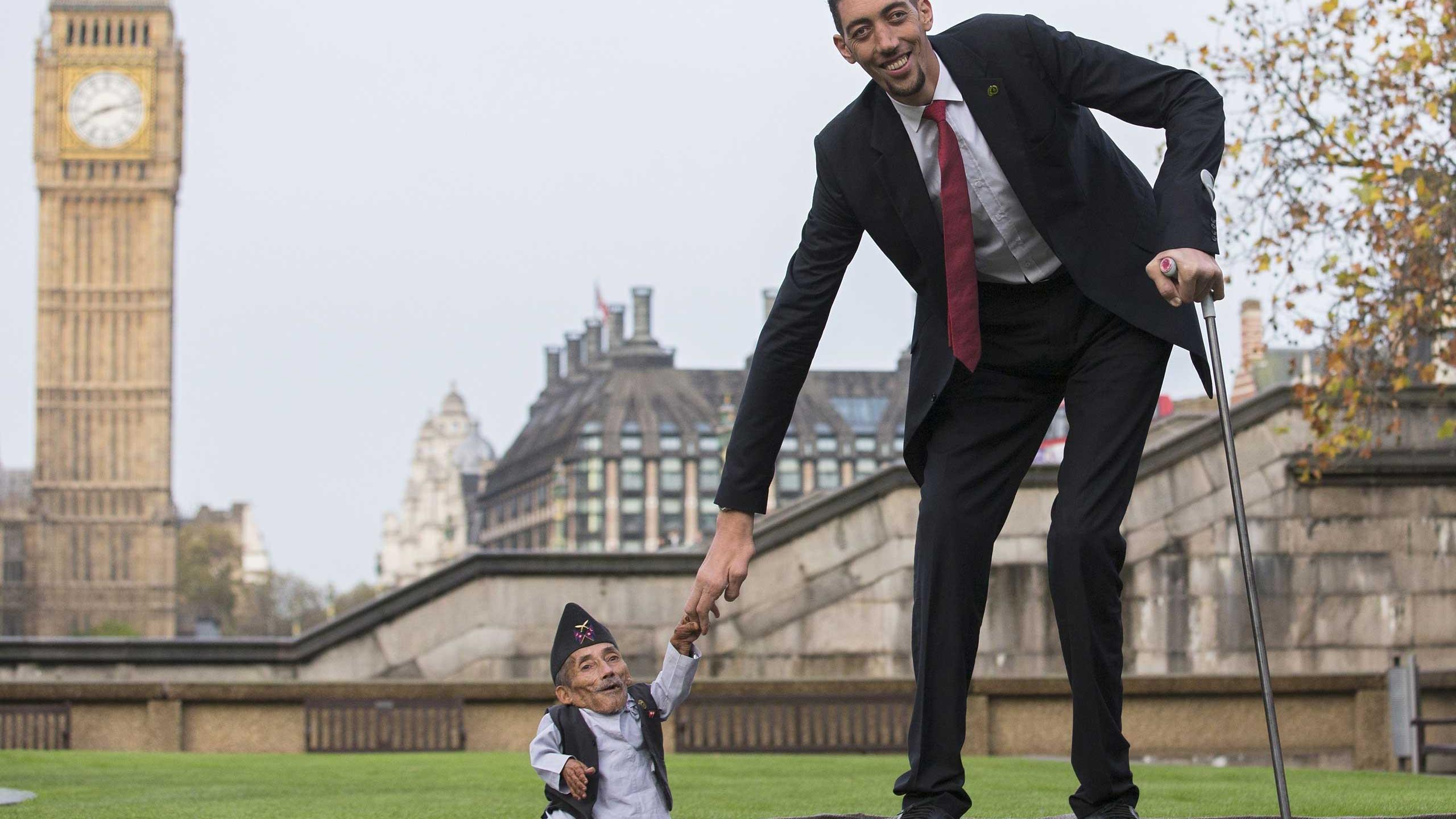 Here's a Picture of the World's Tallest Man and the World's Shortest Man Shaking Hands