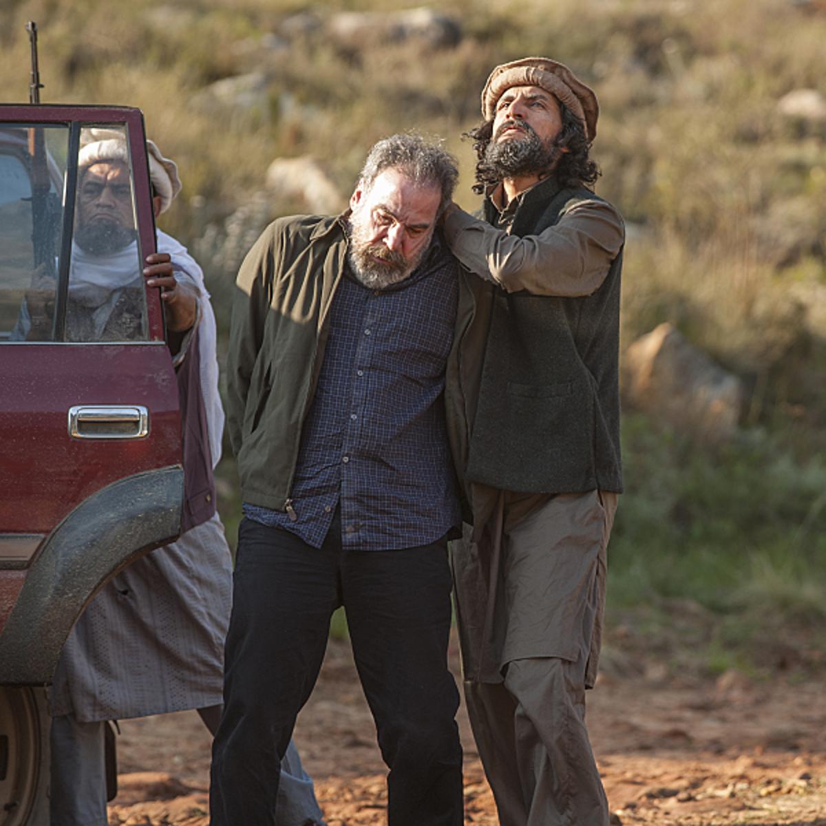Mandy Patinkin as Saul Berenson and Numan Acar as Haissam Haqqani in Homeland (Season 4, Episode 6). - Photo: David Bloomer/SHOWTIME - Photo ID: Homeland_406_0527.R
