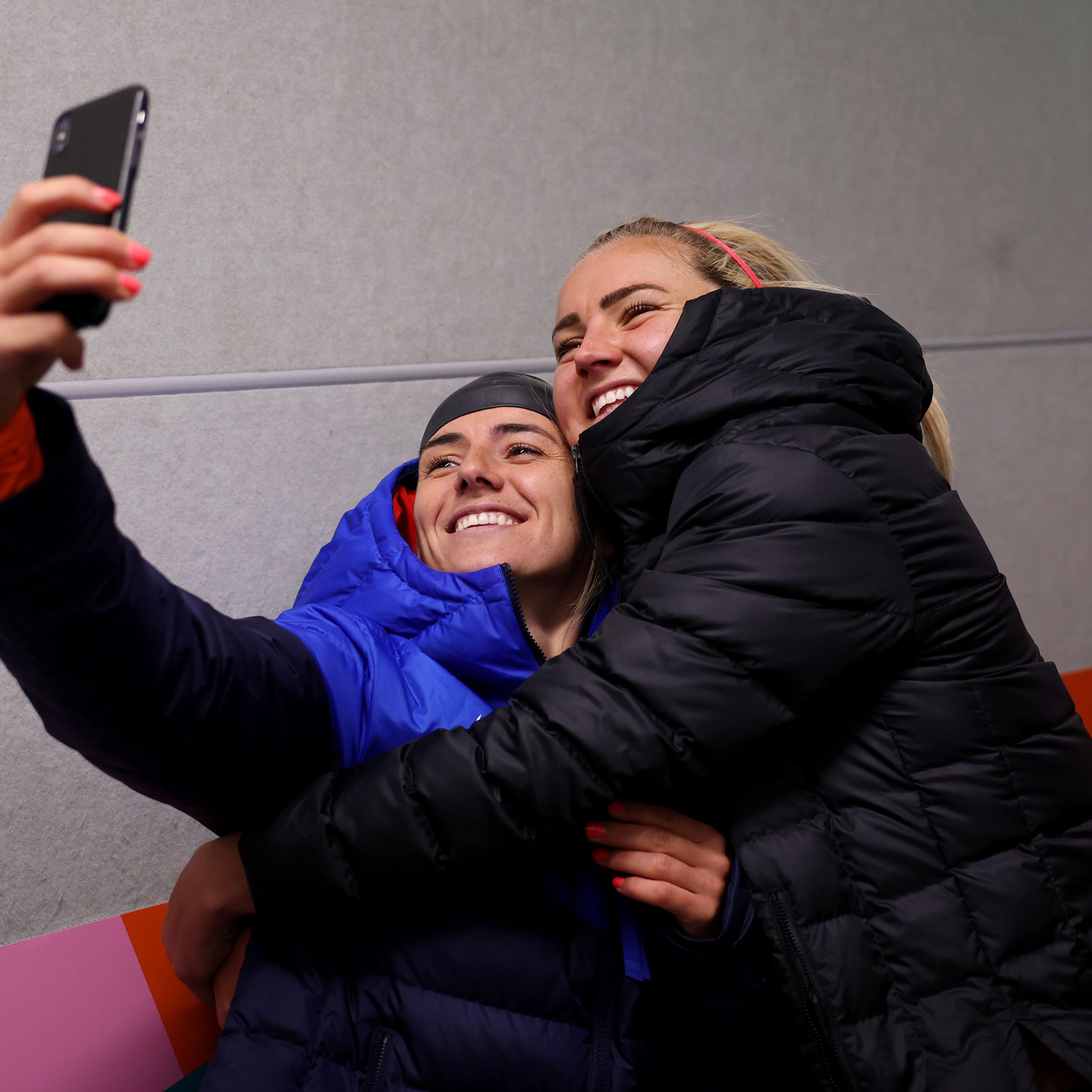 Danielle Van De Donk and Lindsey Horan take a selfie