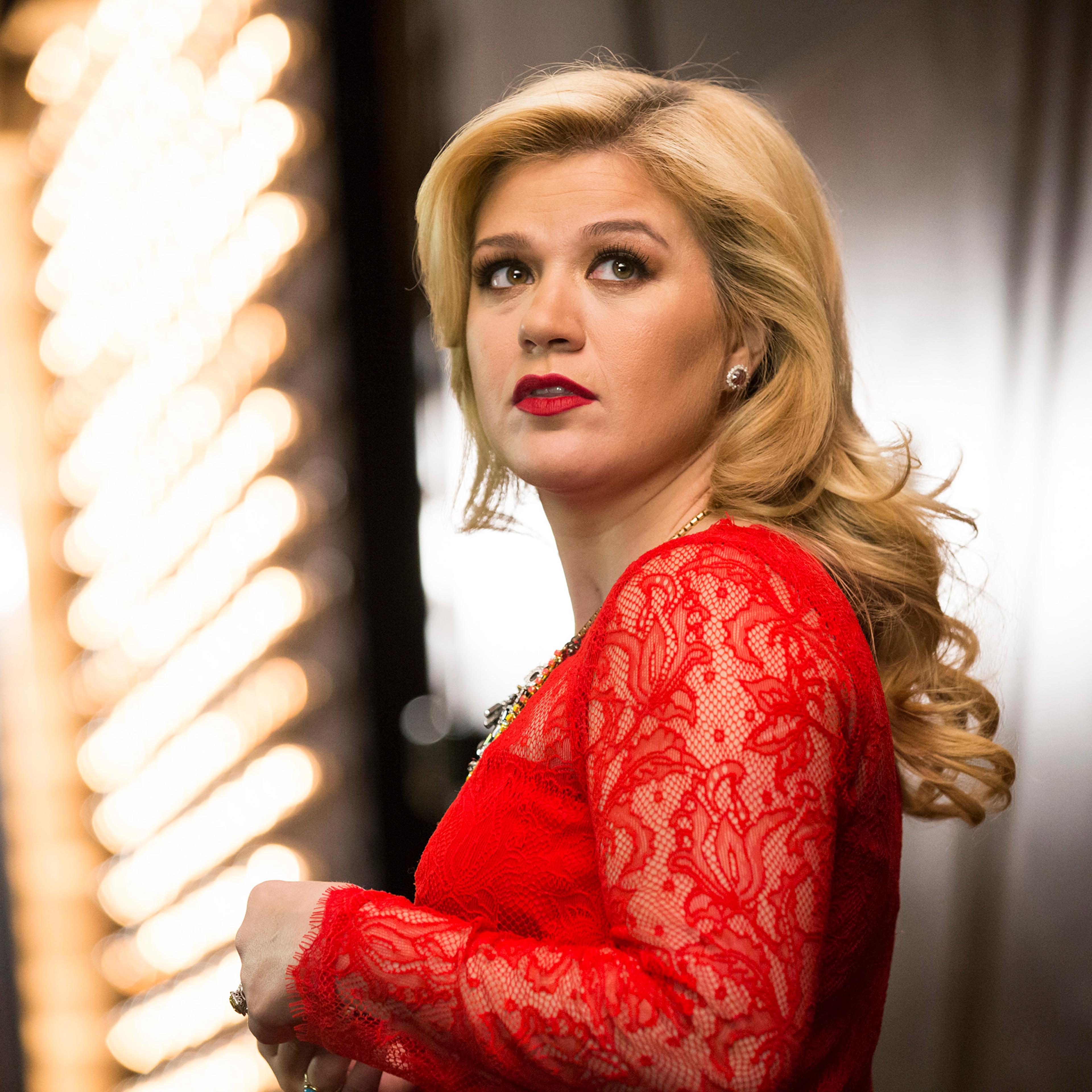 Kelly Clarkson's Cautionary Christmas Music Tale - Season 2013