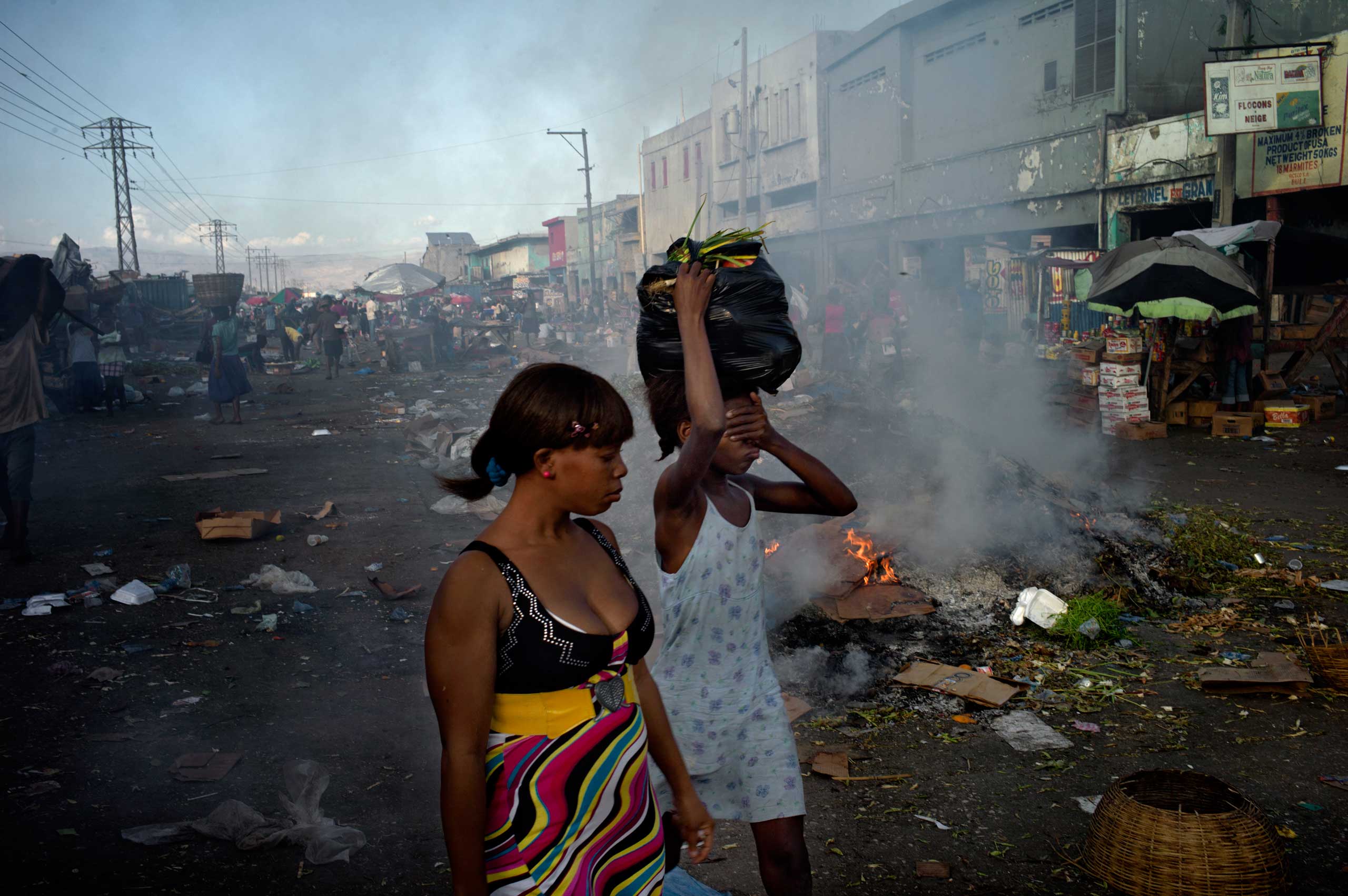 Port-au-Prince, Haïti, 19 January 2014The Croix des Bossales market, former biggest slaves market of the island, remains the most important market of the country. At the end of the day, the area is controlled by gangs, the shops close and the sellers cle