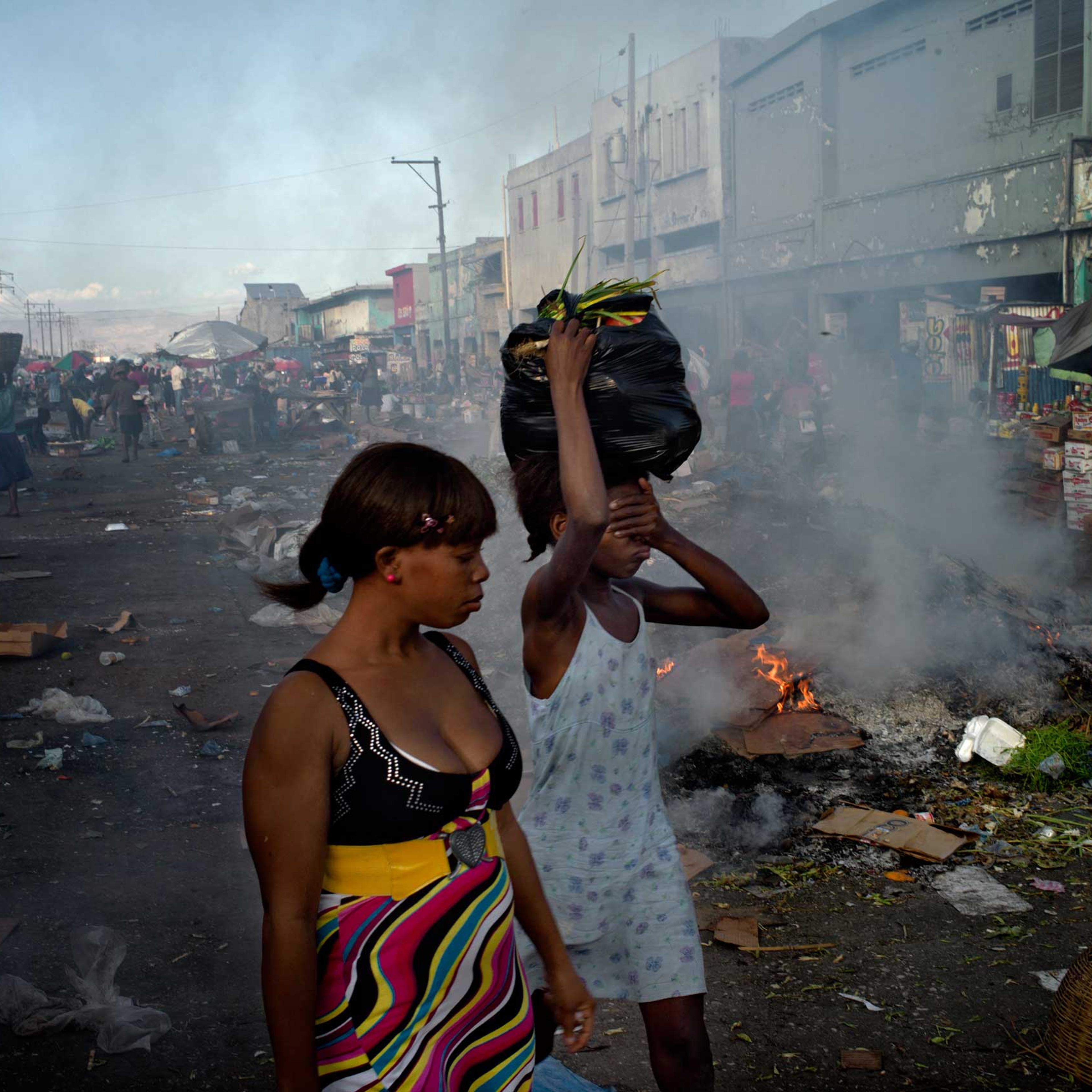 Port-au-Prince, Haïti, 19 January 2014The Croix des Bossales market, former biggest slaves market of the island, remains the most important market of the country. At the end of the day, the area is controlled by gangs, the shops close and the sellers cle