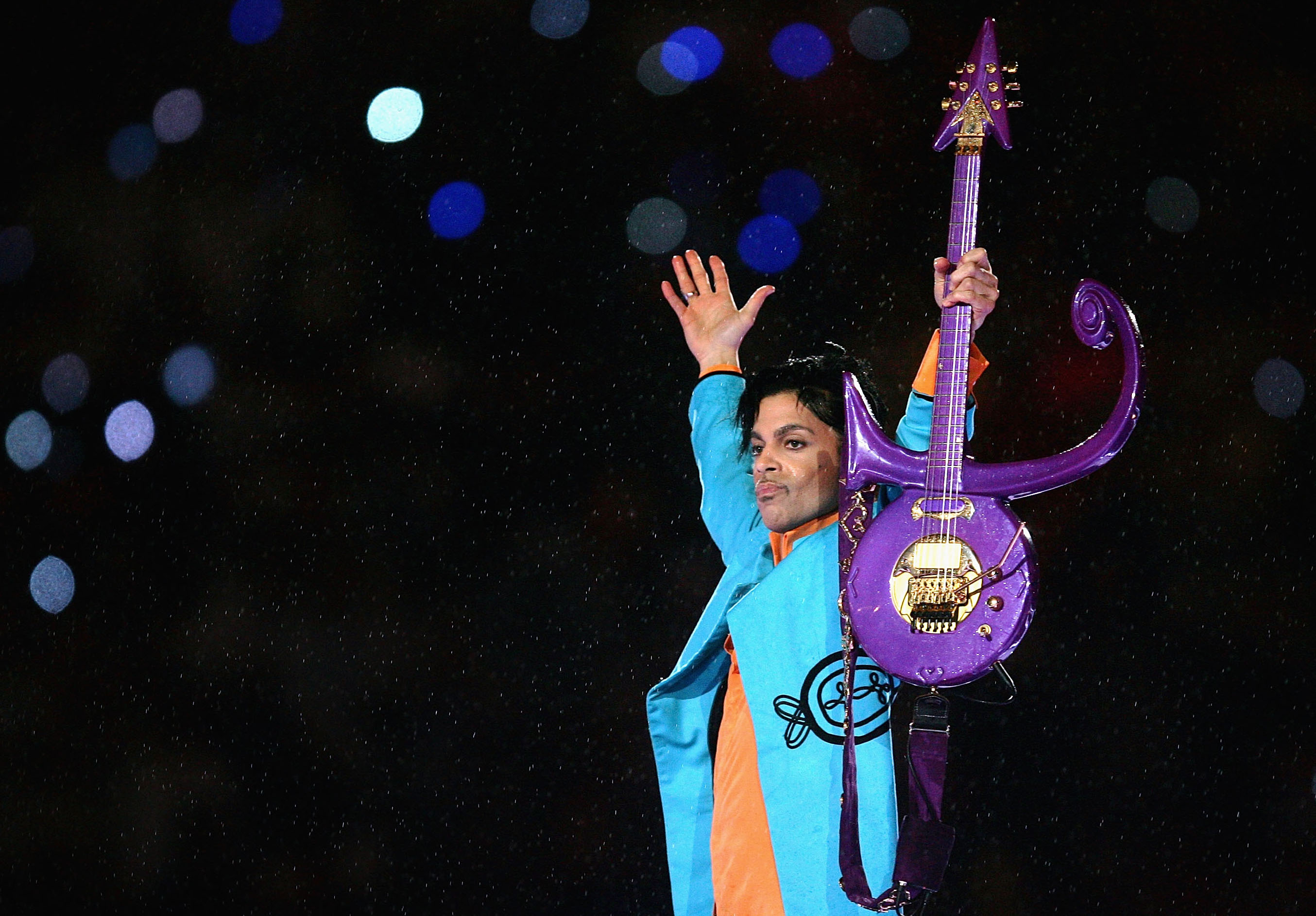 MIAMI GARDENS, FL - FEBRUARY 04:  Prince performs during the "Pepsi Halftime Show" at Super Bowl XLI between the Indianapolis Colts and the Chicago Bears on February 4, 2007 at Dolphin Stadium in Miami Gardens, Florida.  (Photo by Jonathan Daniel/Getty I