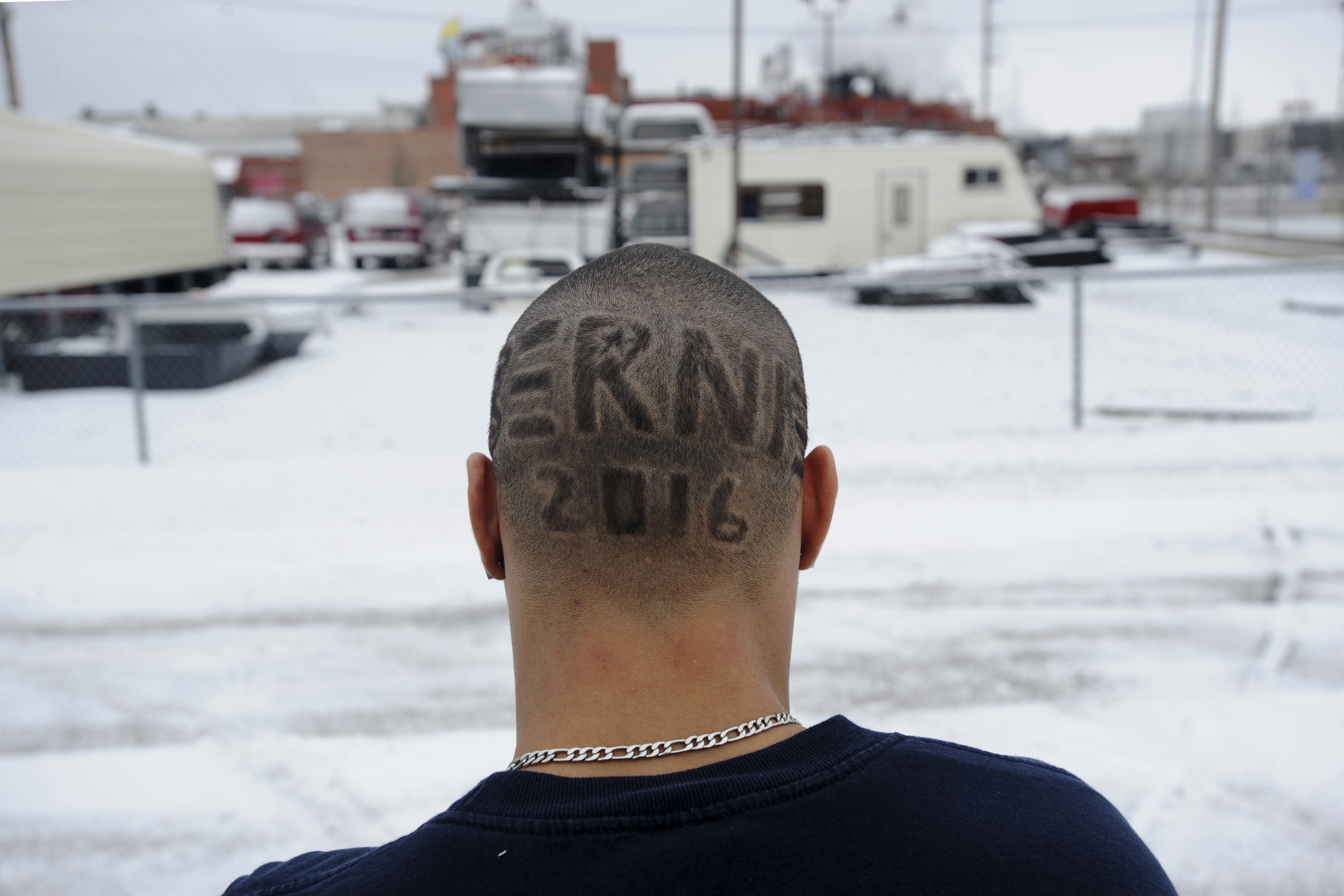 Kenny Jackson takes a smoke break ahead of U.S. Democratic presidential candidate Bernie Sanders' campaign event at United Steelworkers Local 310L in Des Moines, Iowa January 26, 2016. REUTERS/Mark Kauzlarich TPX IMAGES OF THE DAY - RTX2441J