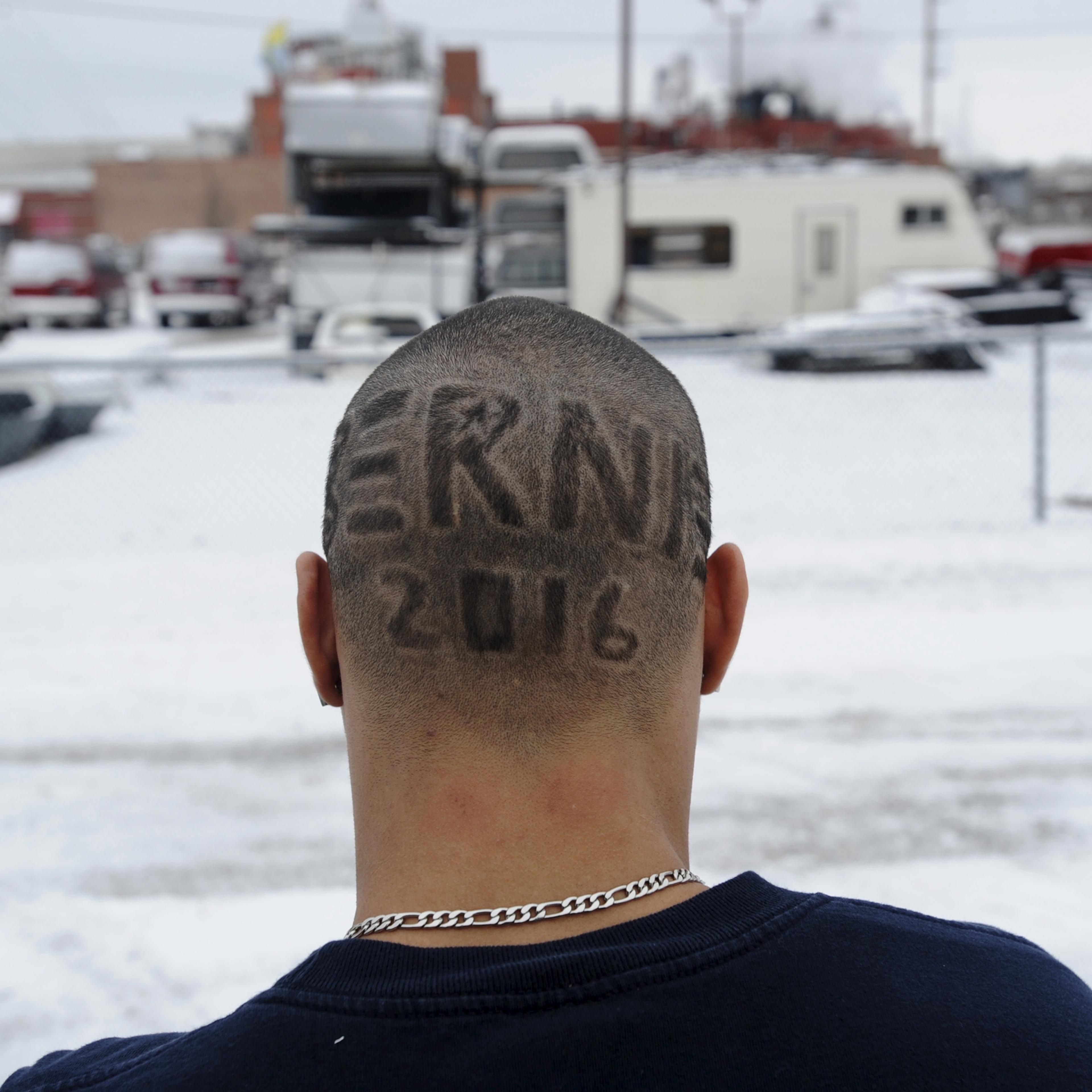 Kenny Jackson takes a smoke break ahead of U.S. Democratic presidential candidate Bernie Sanders' campaign event at United Steelworkers Local 310L in Des Moines, Iowa January 26, 2016. REUTERS/Mark Kauzlarich TPX IMAGES OF THE DAY - RTX2441J