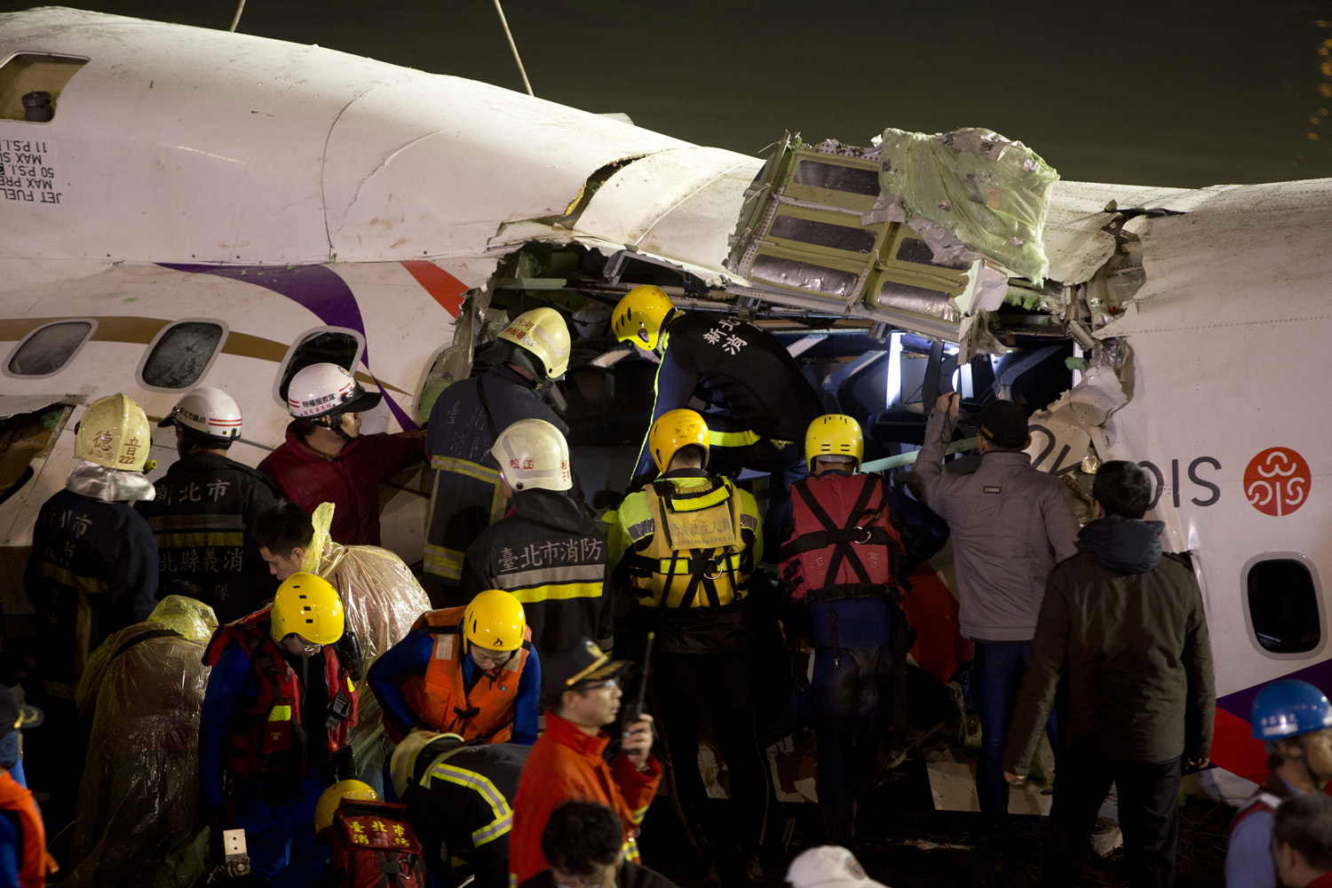 TransAsia Airways Plane Crashes In Taipei