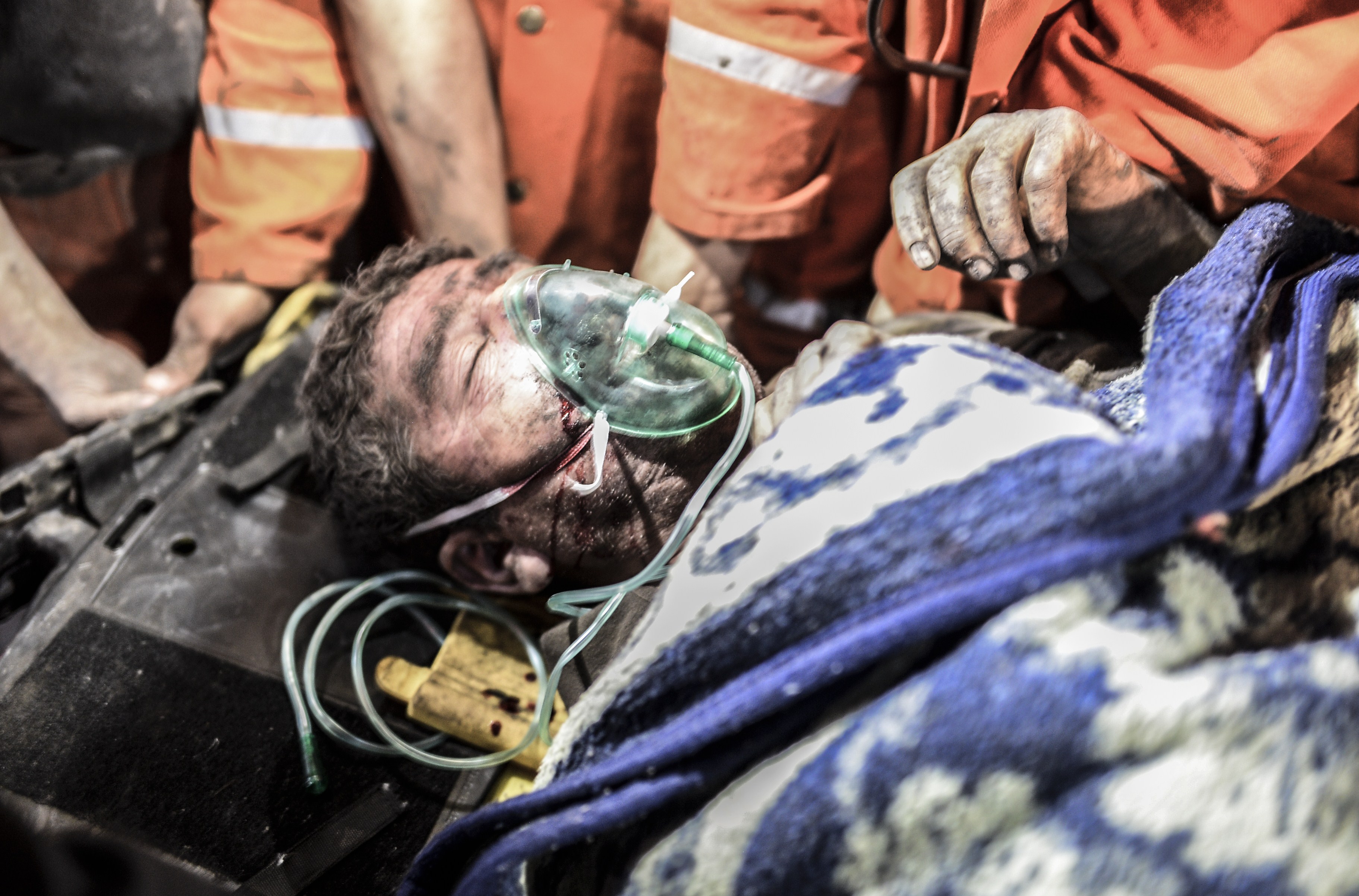 An injured or death miner is carried by rescuers after an explosion in Manisa on May 13, 2014.