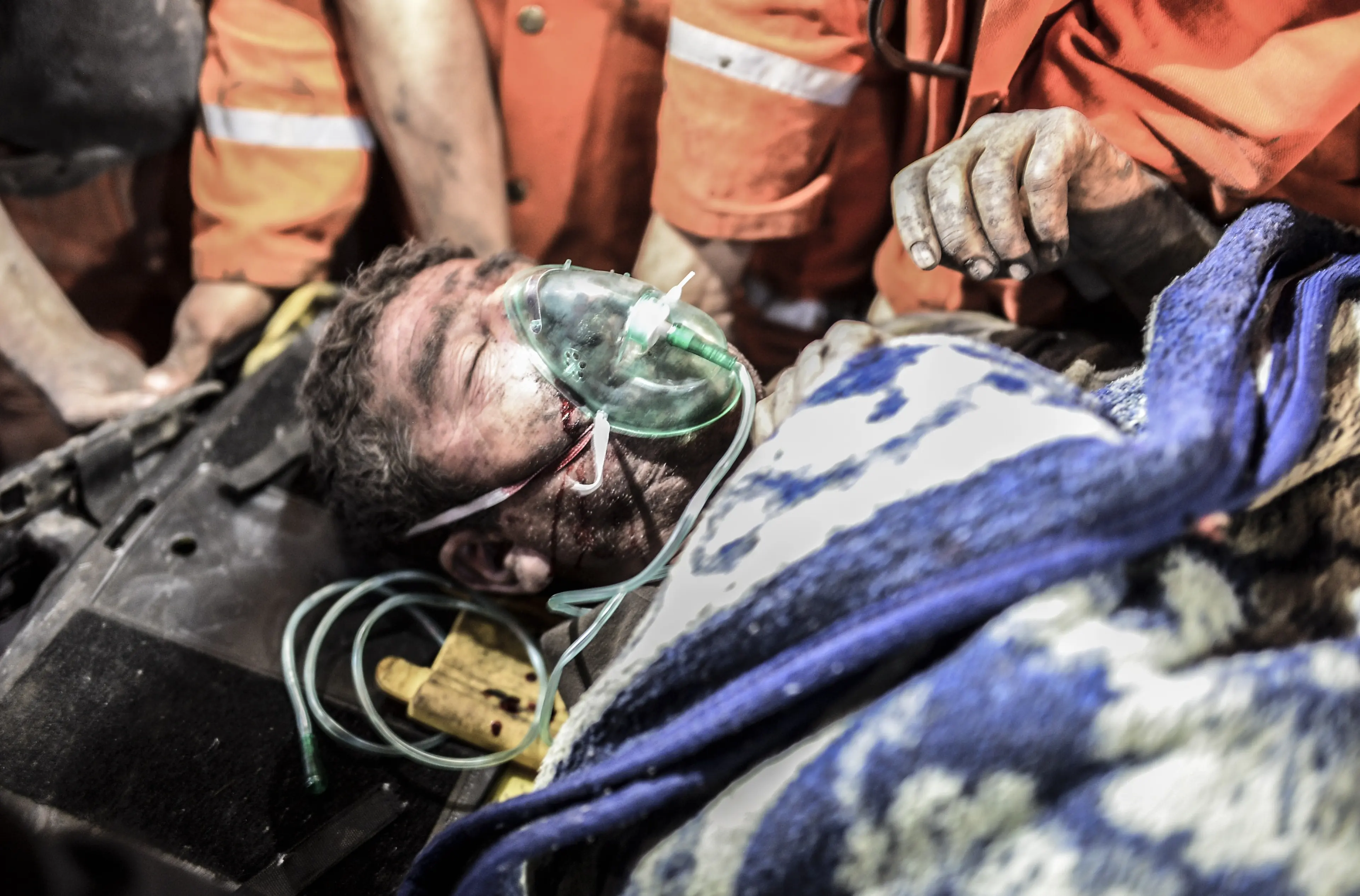 An injured or death miner is carried by rescuers after an explosion in Manisa on May 13, 2014.