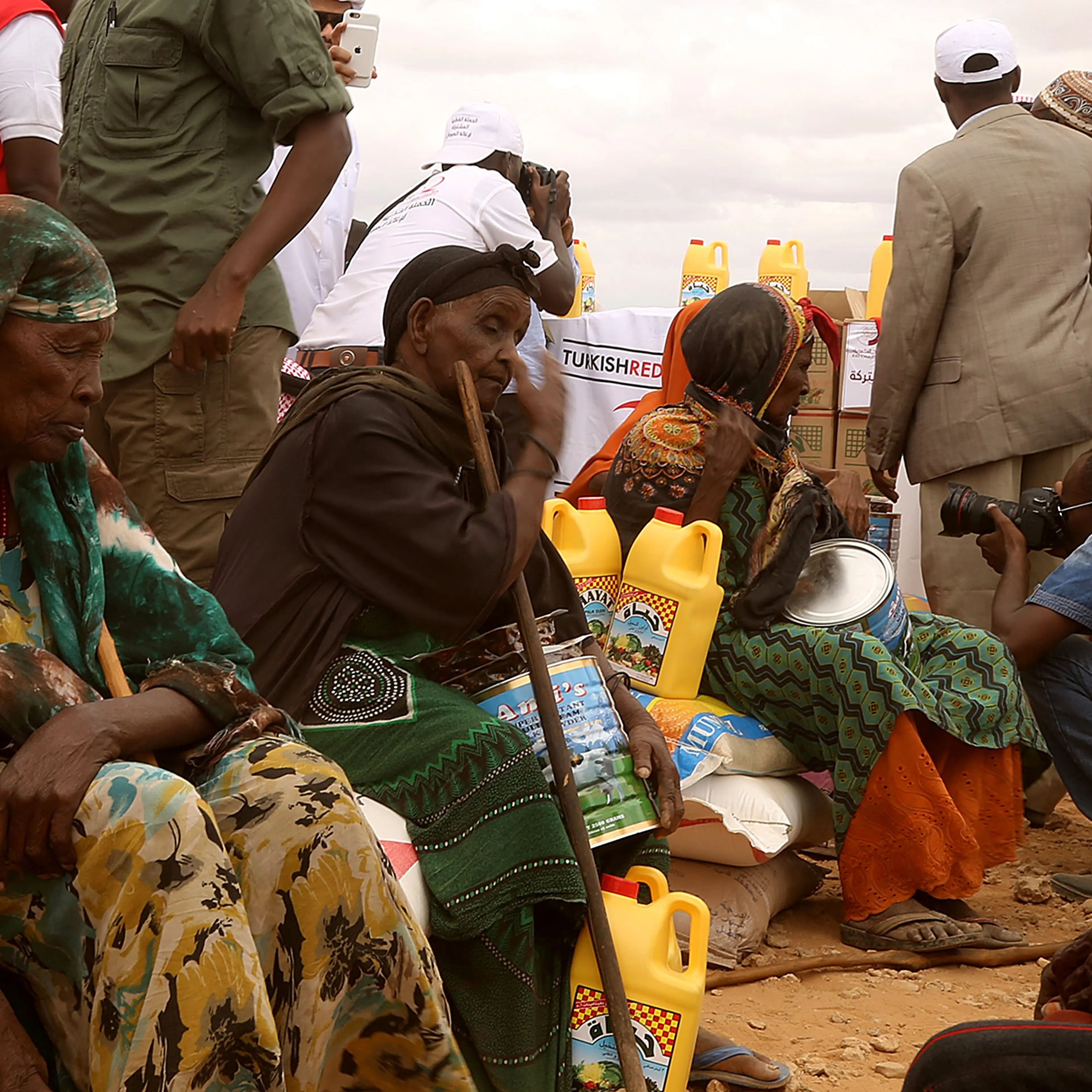 Humanitarian aid to flood and clash victims in Somalia
