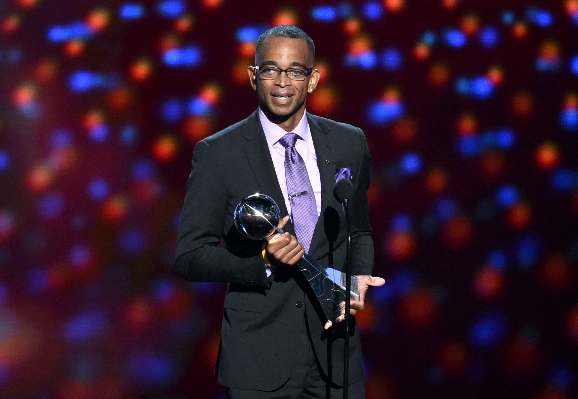 Sportscaster Stuart Scott accepts the Jimmy V award for perseverance, at the ESPY Awards in Los Angeles on July 16, 2014.