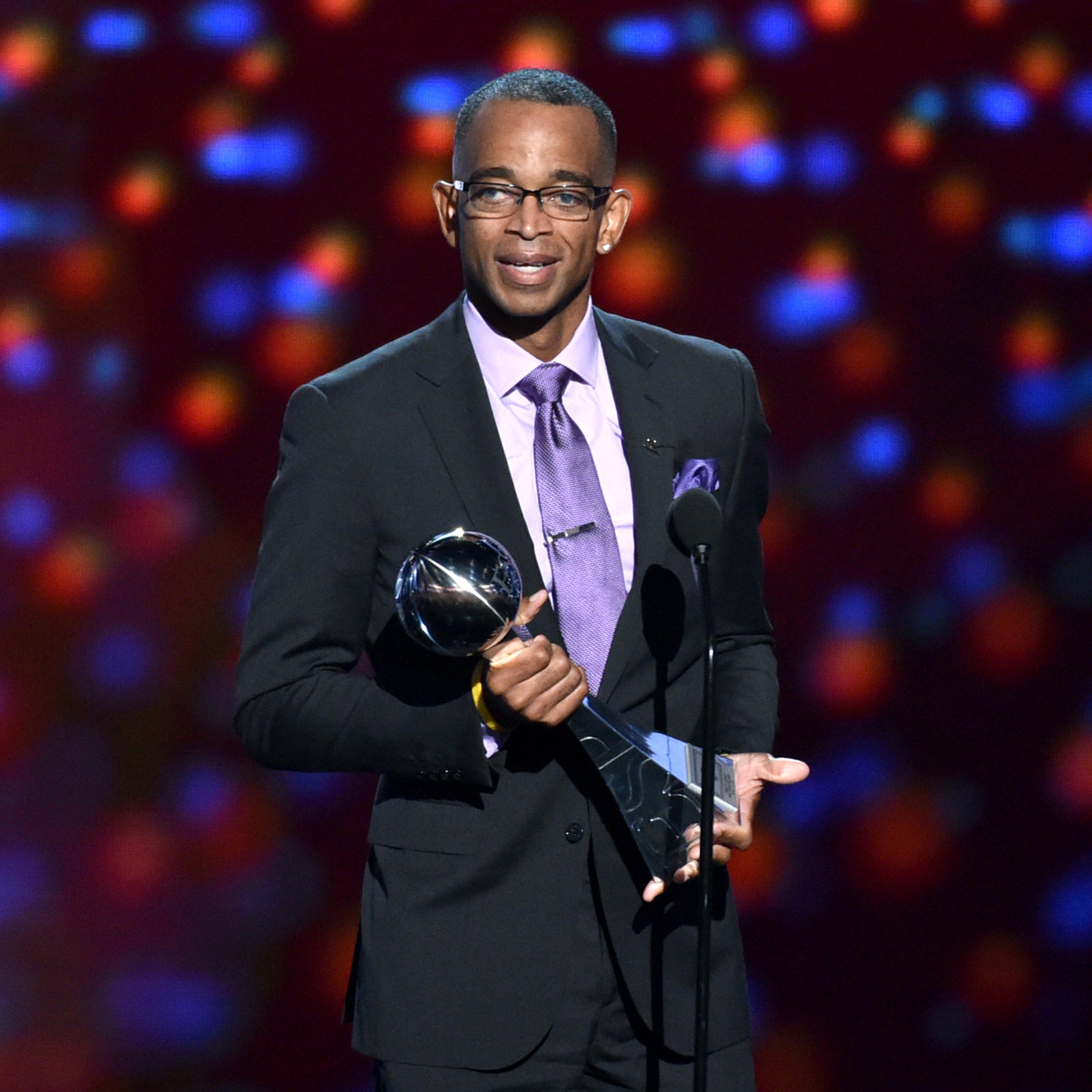 Sportscaster Stuart Scott accepts the Jimmy V award for perseverance, at the ESPY Awards in Los Angeles on July 16, 2014.