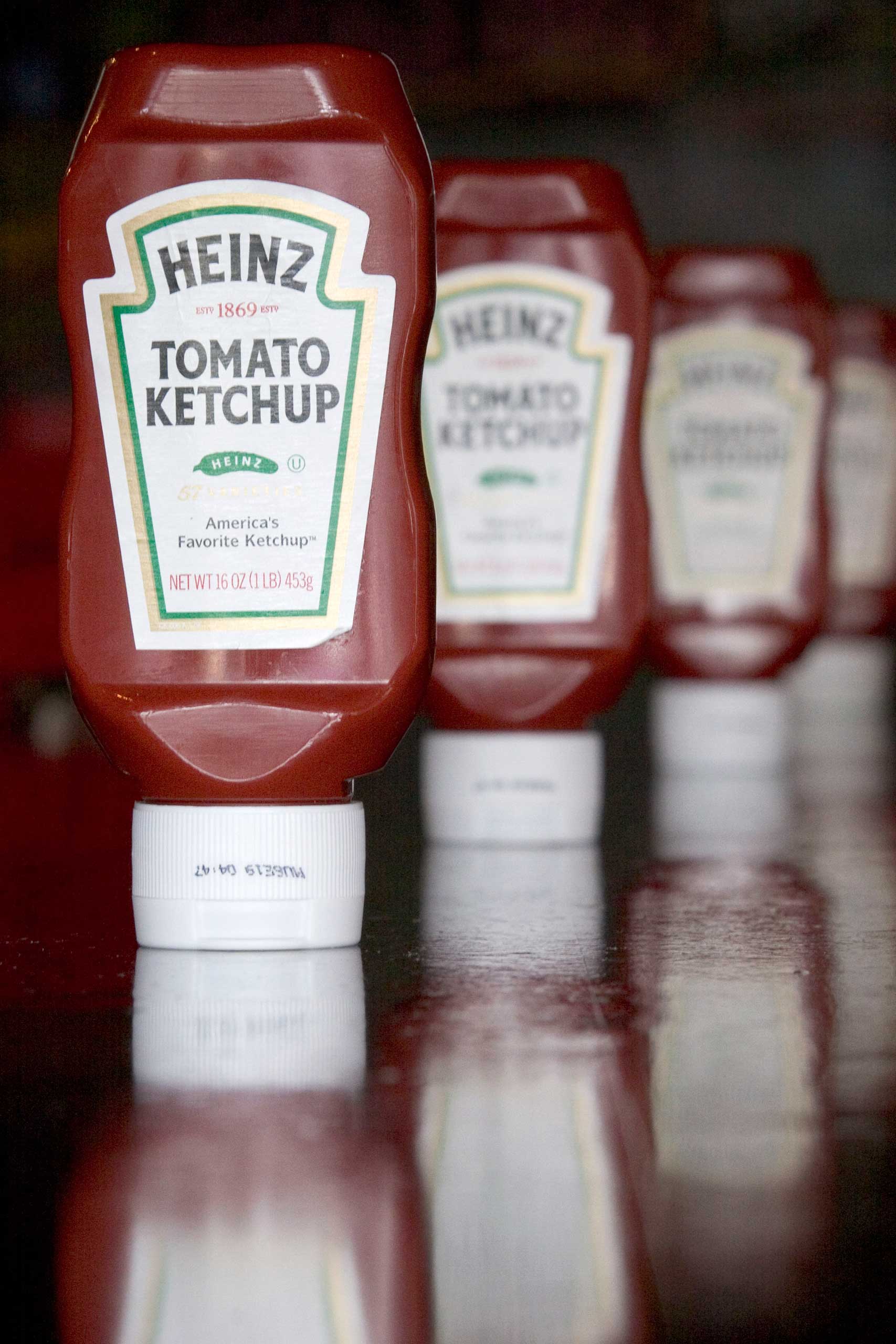 Bottles of Heinz ketchup are arranged on the bar at Cambridge Common restaurant in Cambridge, Massachusetts Wednesday, July 19, 2006. H.J. Heinz Co., fighting billionaire investor Nelson Peltz's attempt to restructure the company, forecast first-quarter 