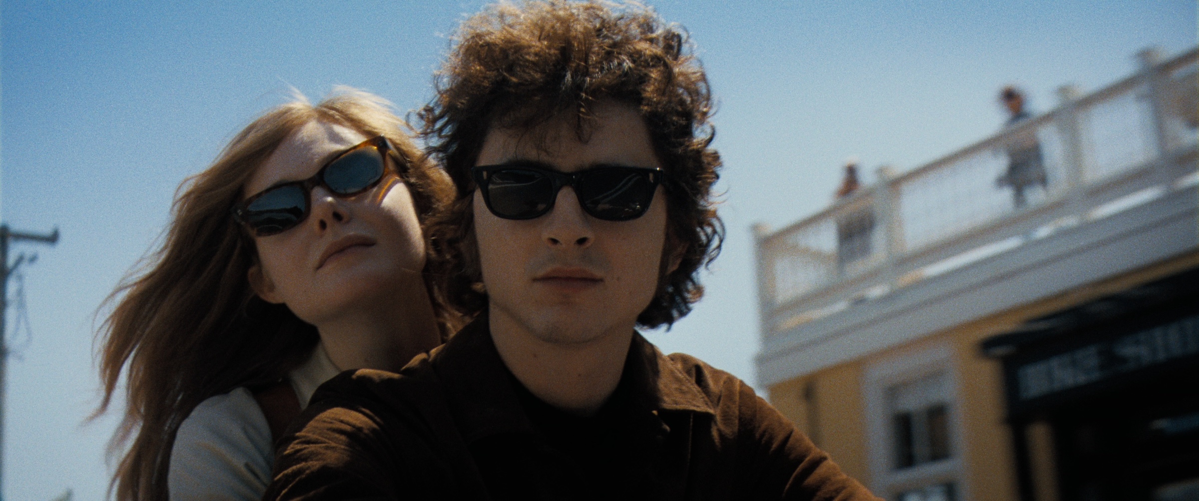 Elle Fanning and Timothée Chalamet  in A COMPLETE UNKNOWN. Photo Courtesy of Searchlight Pictures. © 2024 Searchlight Pictures All Rights Reserved.
