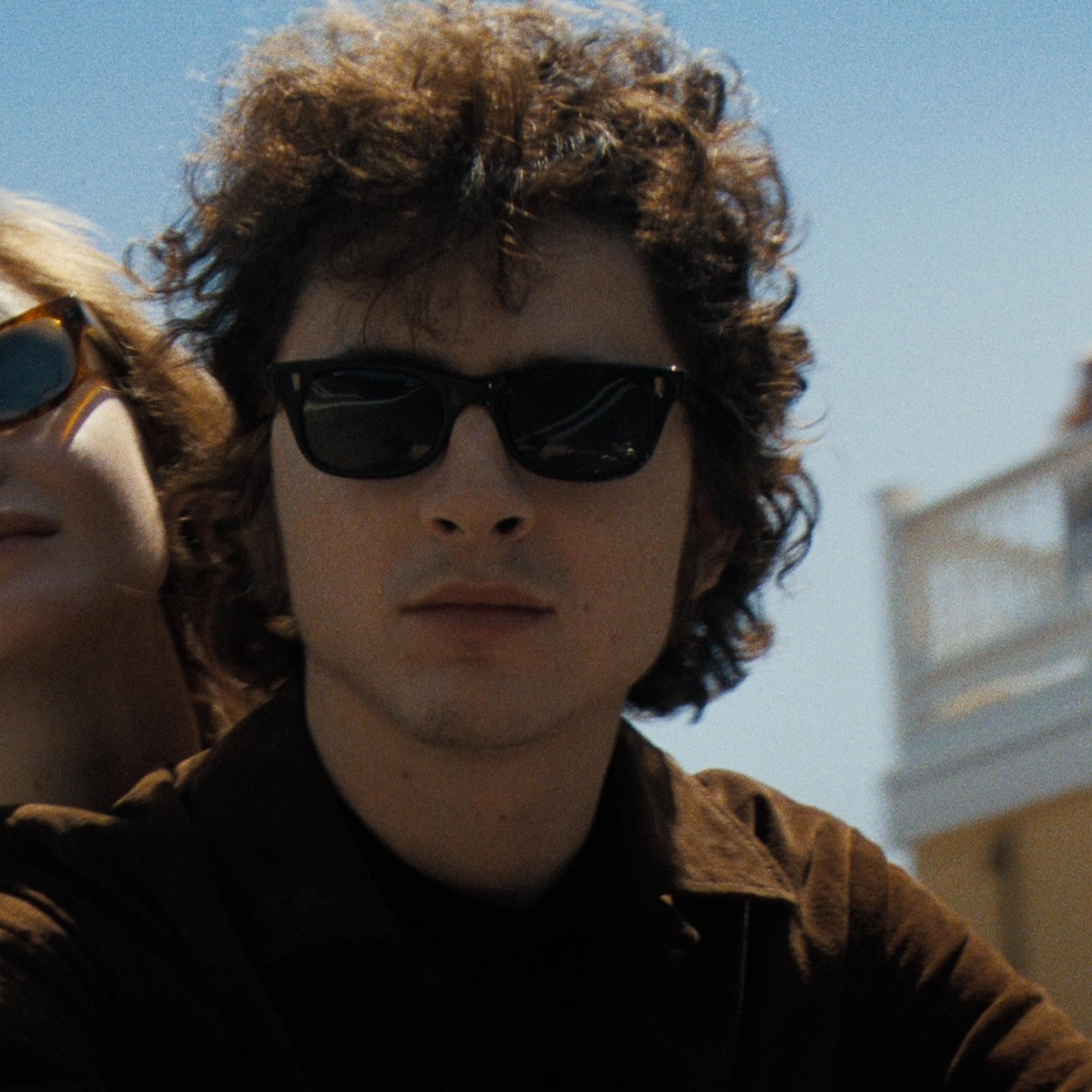 Elle Fanning and Timothée Chalamet in A COMPLETE UNKNOWN. Photo Courtesy of Searchlight Pictures. © 2024 Searchlight Pictures All Rights Reserved.