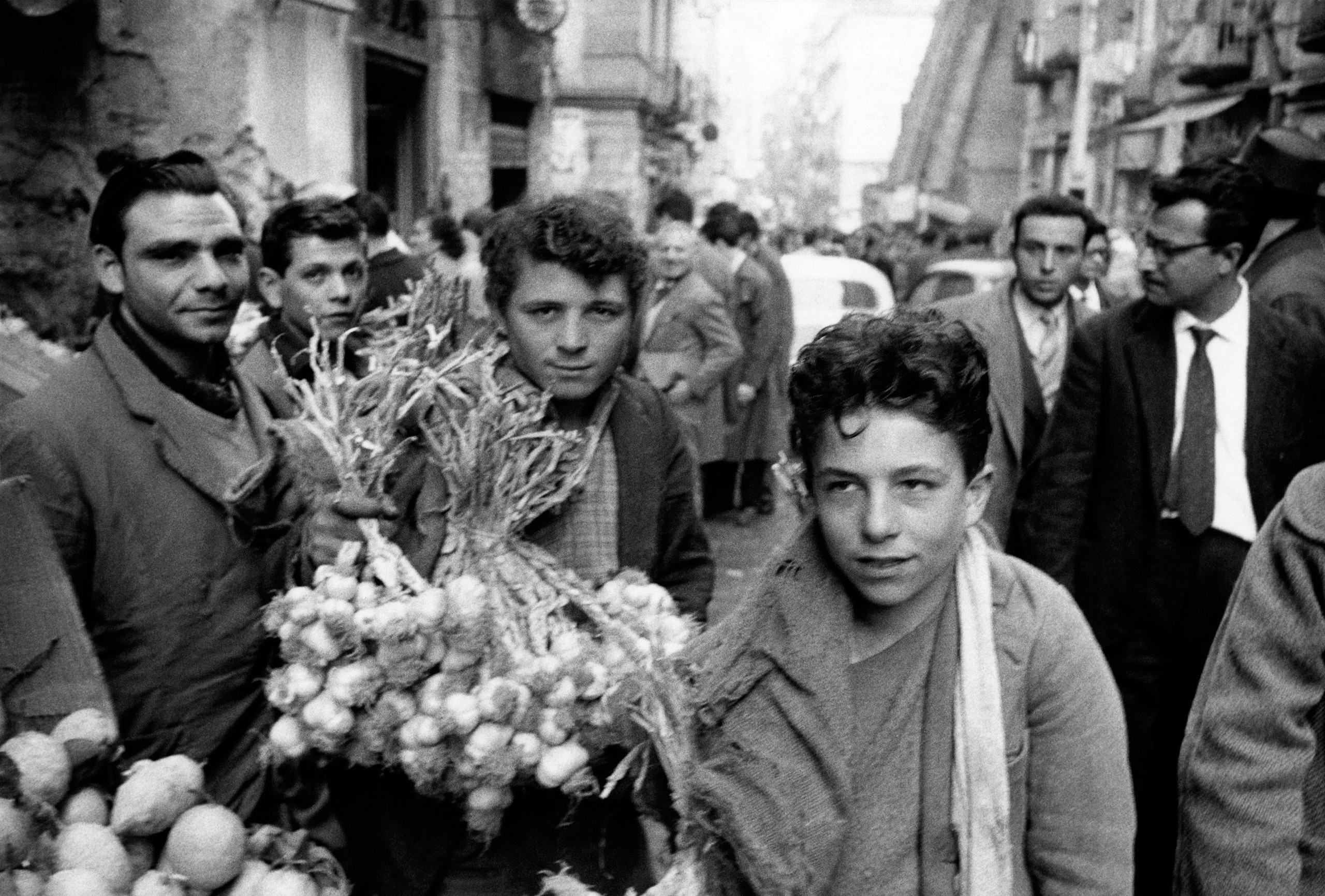 Sale of garlic and lemons in a Naples street