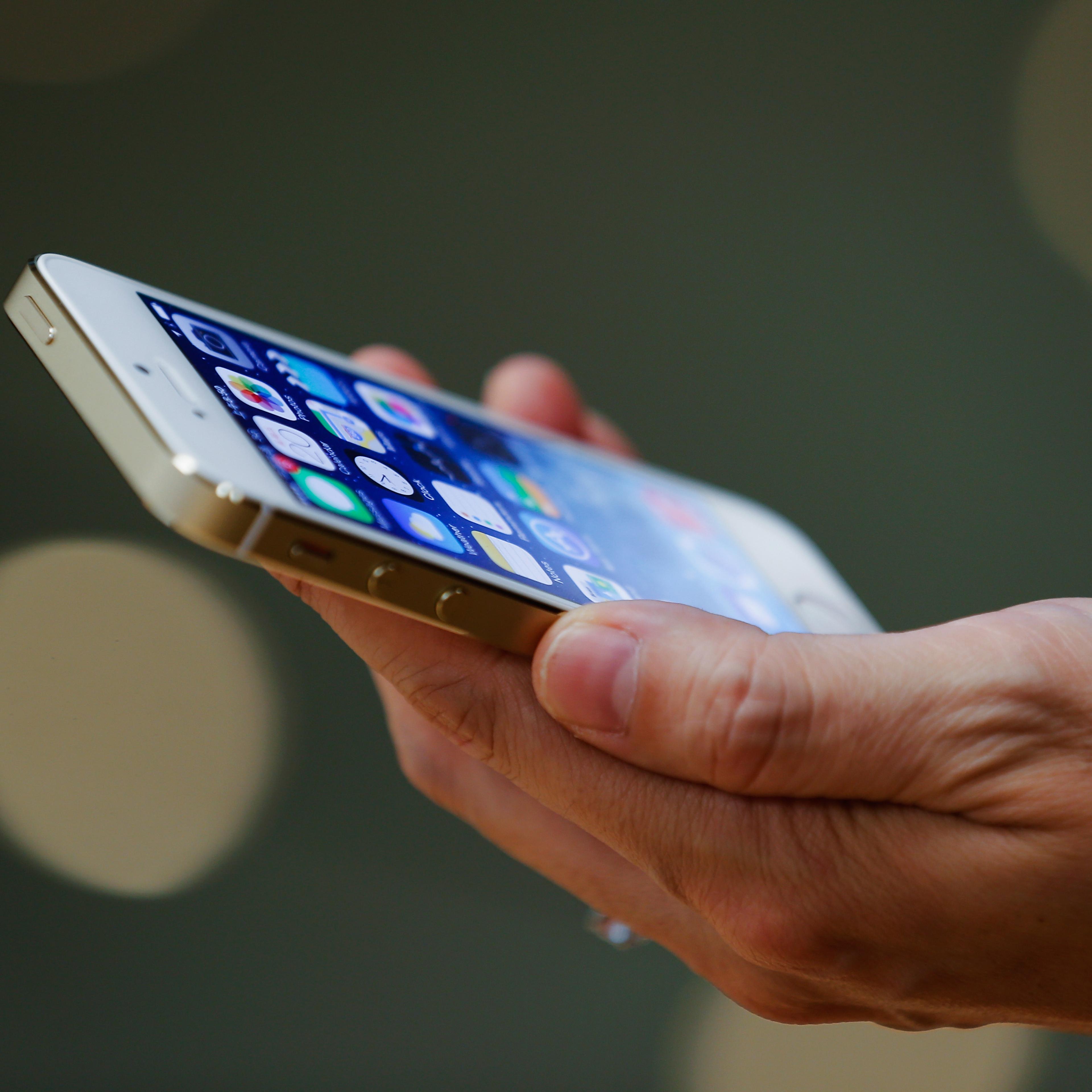 Apple Launches iPhone 5s And 5c In China