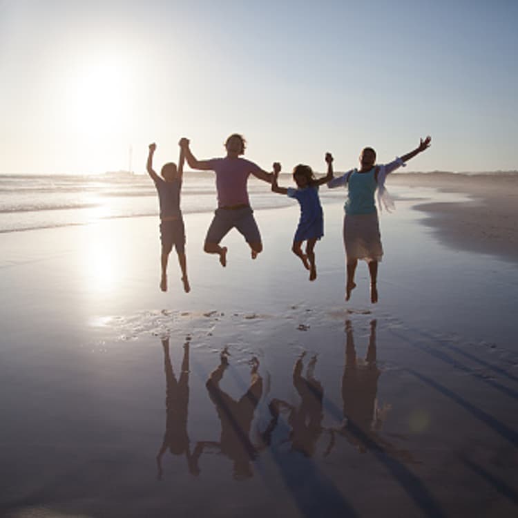family-jumping-beach