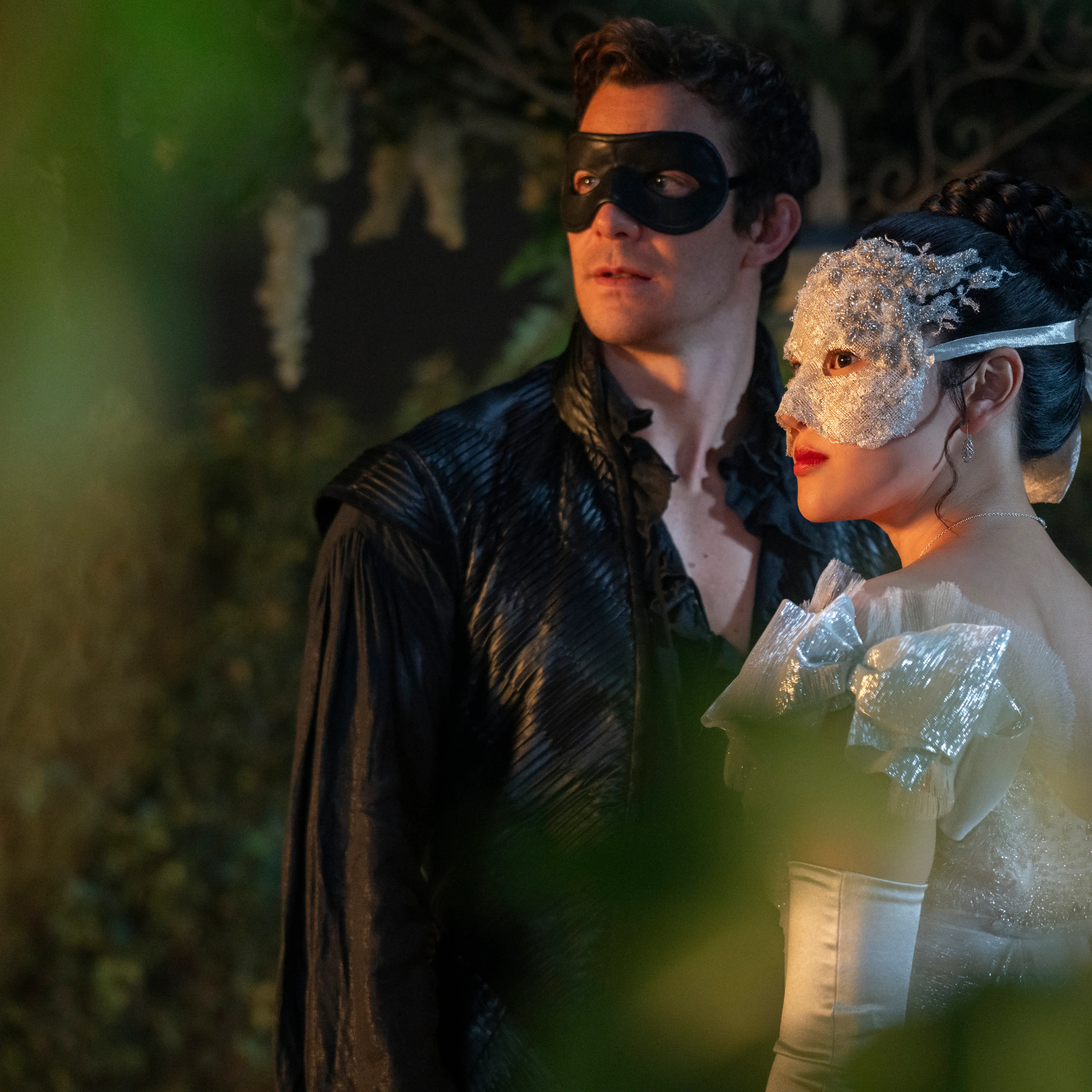 Bridgerton. (L to R) Luke Thompson as Benedict Bridgerton, Yerin Ha as Sophie Baek in episode 401 of Bridgerton. Cr. Liam Daniel/Netflix © 2025