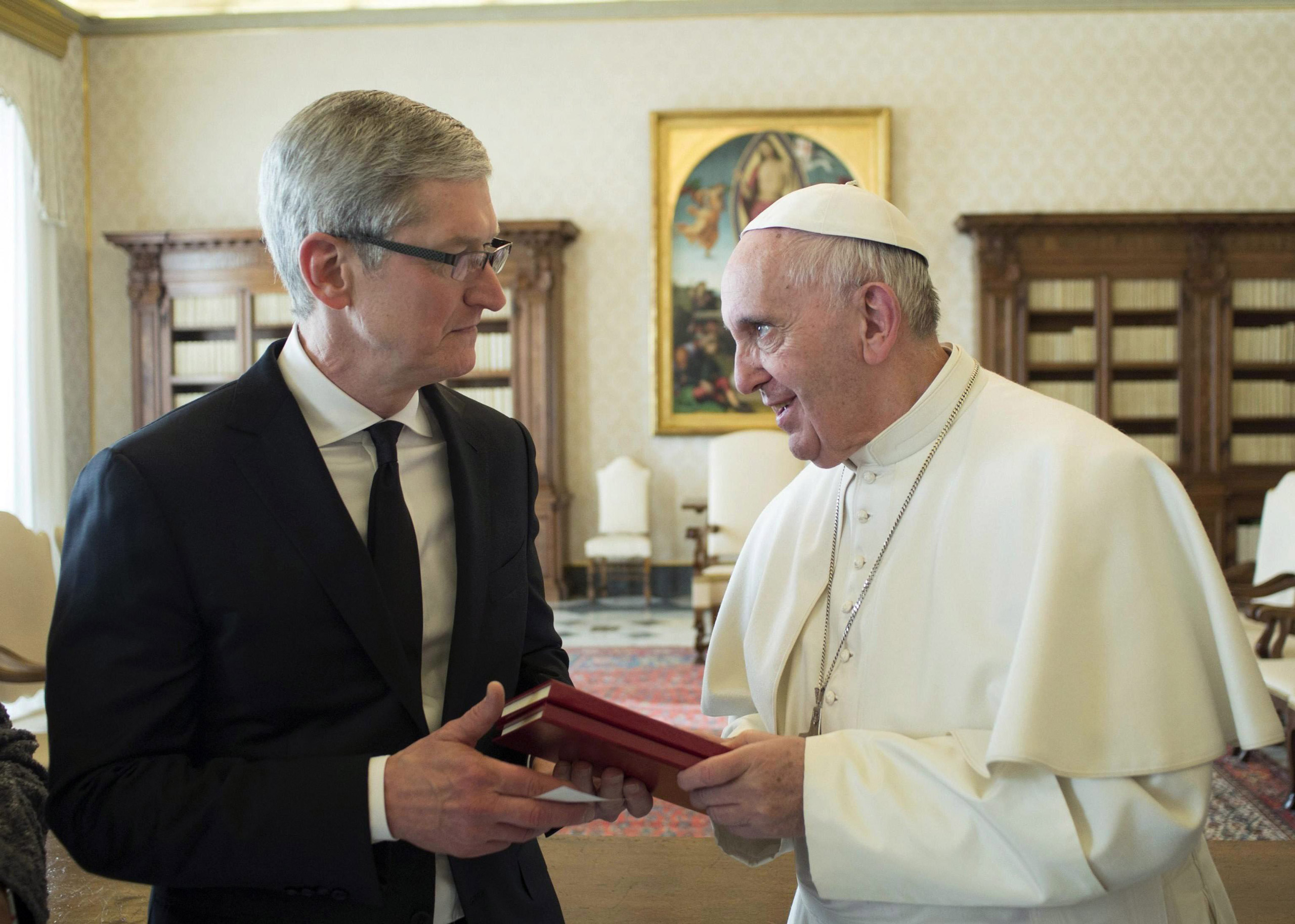 epa05118464 A handout picture released by Vatican newspaper L'Osservatore Romano of Pope Francis (R) talks with Apple CEO Tim Cook during a private audience in the Vatican, 22 January 2016. Cook is in Italy to present the creation of Apple's new iOS App 