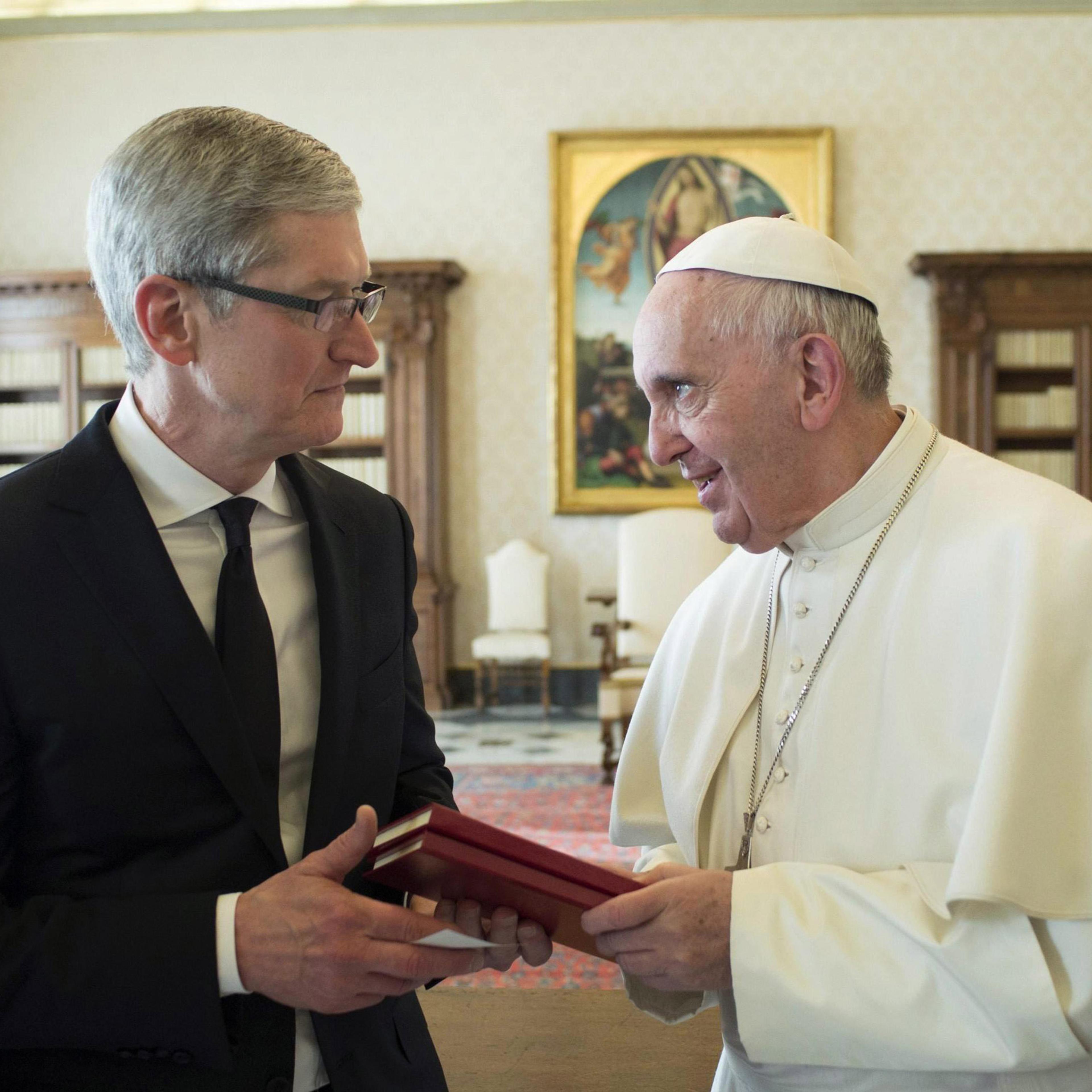 epa05118464 A handout picture released by Vatican newspaper L'Osservatore Romano of Pope Francis (R) talks with Apple CEO Tim Cook during a private audience in the Vatican, 22 January 2016. Cook is in Italy to present the creation of Apple's new iOS App