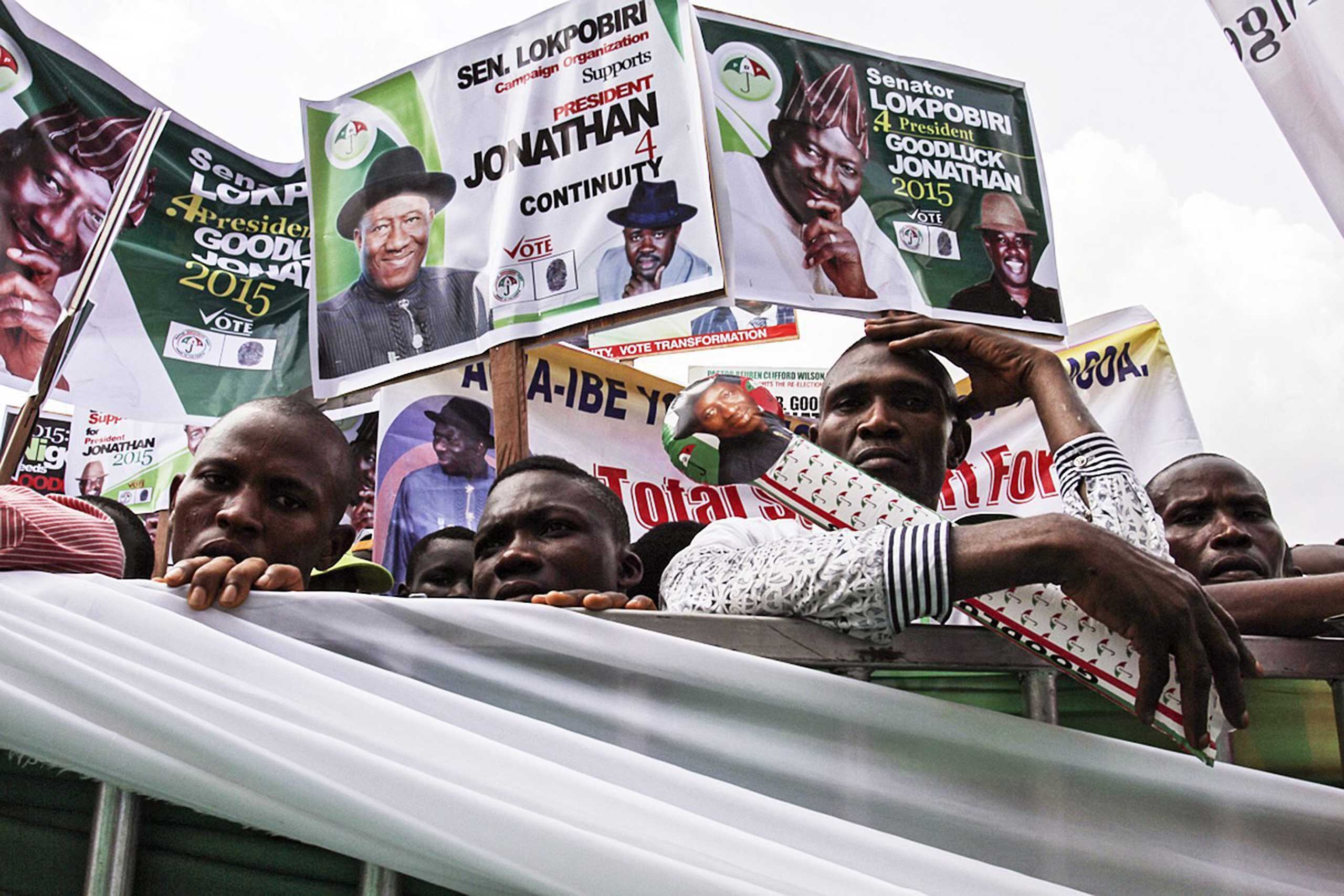 Supporters of incumbent Nigerian president Goodluck Jonathan at a Peoples Democratic Party (PDP) election campaign rally in Yenagoa, Nigeria on Feb. 6, 2015.