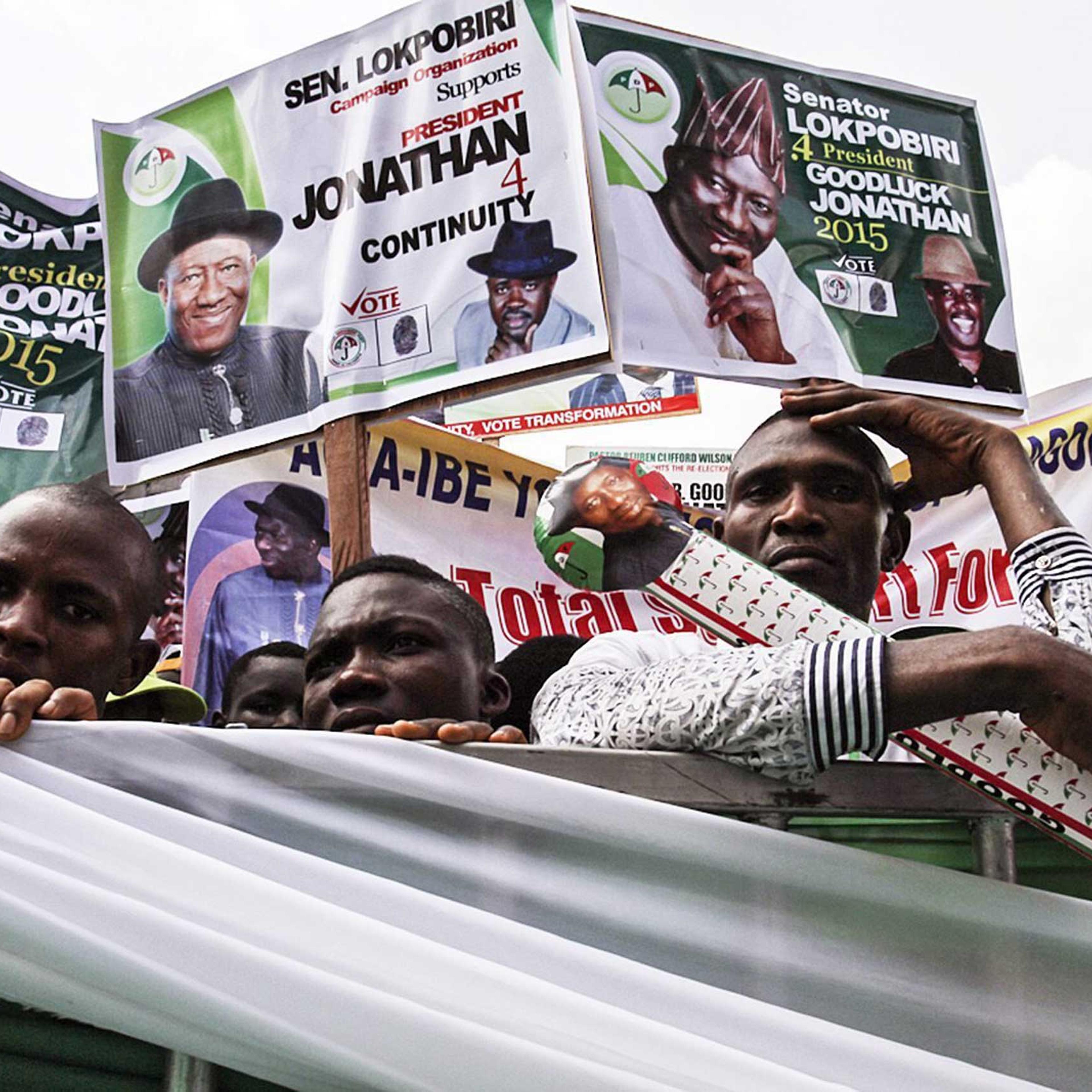 Supporters of incumbent Nigerian president Goodluck Jonathan at a Peoples Democratic Party (PDP) election campaign rally in Yenagoa, Nigeria on Feb. 6, 2015.