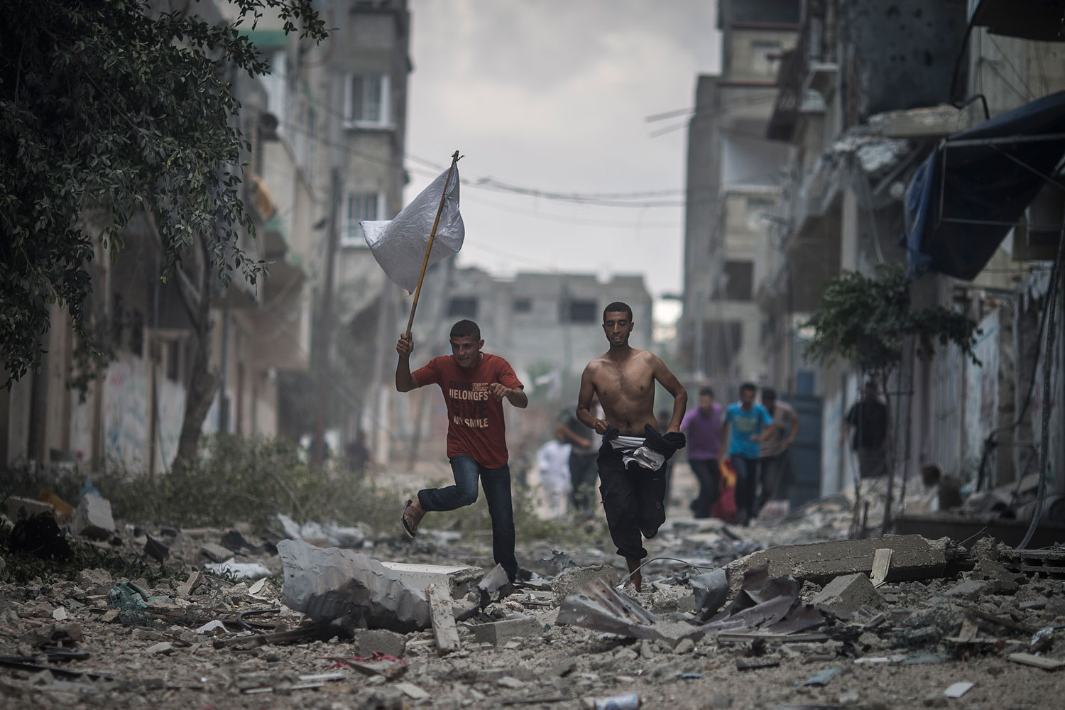 Rescue workers enter Shuja'iyya to retrieve dead and wounded