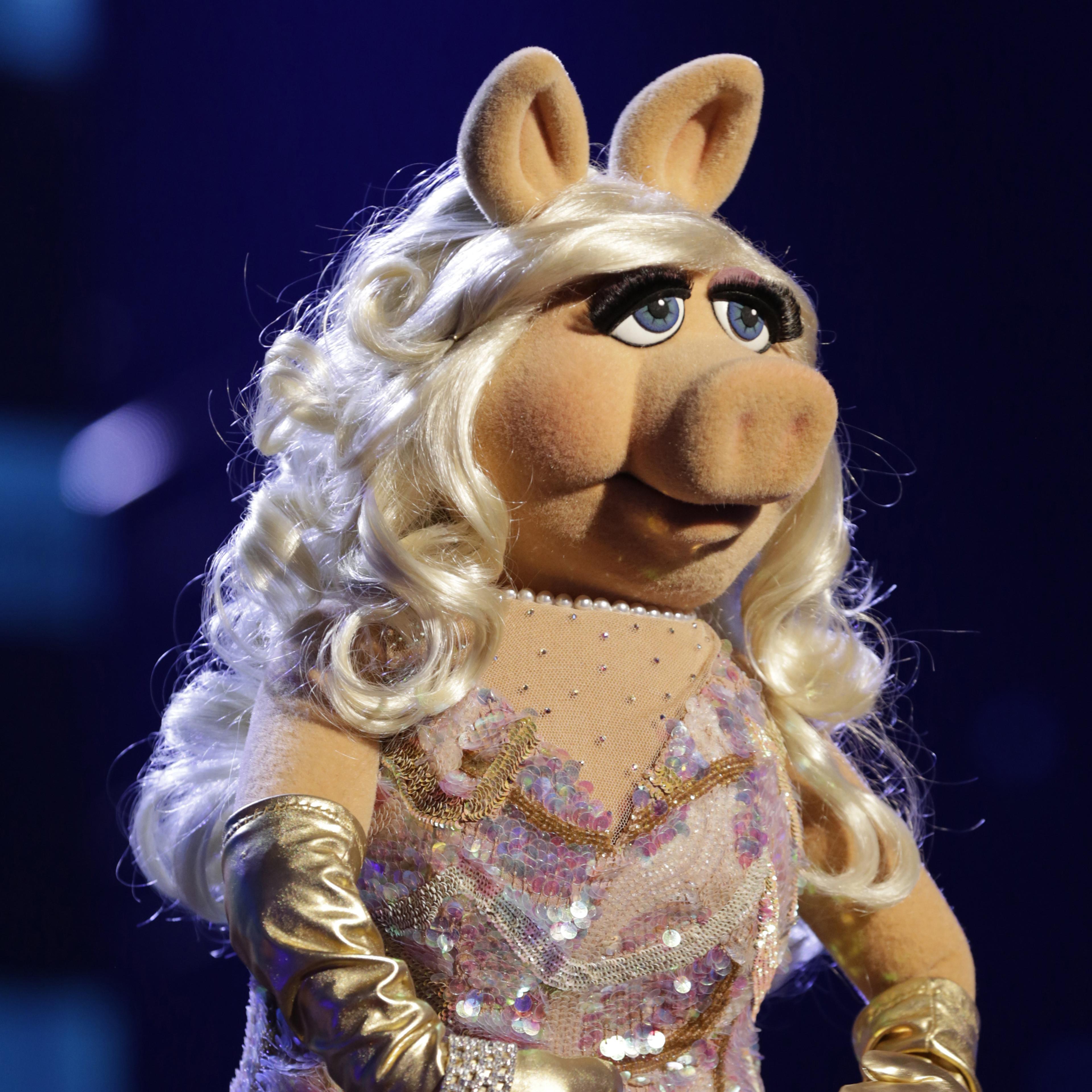 miss piggy gold dress Remembering Miss Piggy's iconic Vivienne Westwood wedding dress ! In 2014, iconic British designer Vivienne Westwood created a custom couture wedding dress for Miss Piggy in the film, Muppets Most Wanted