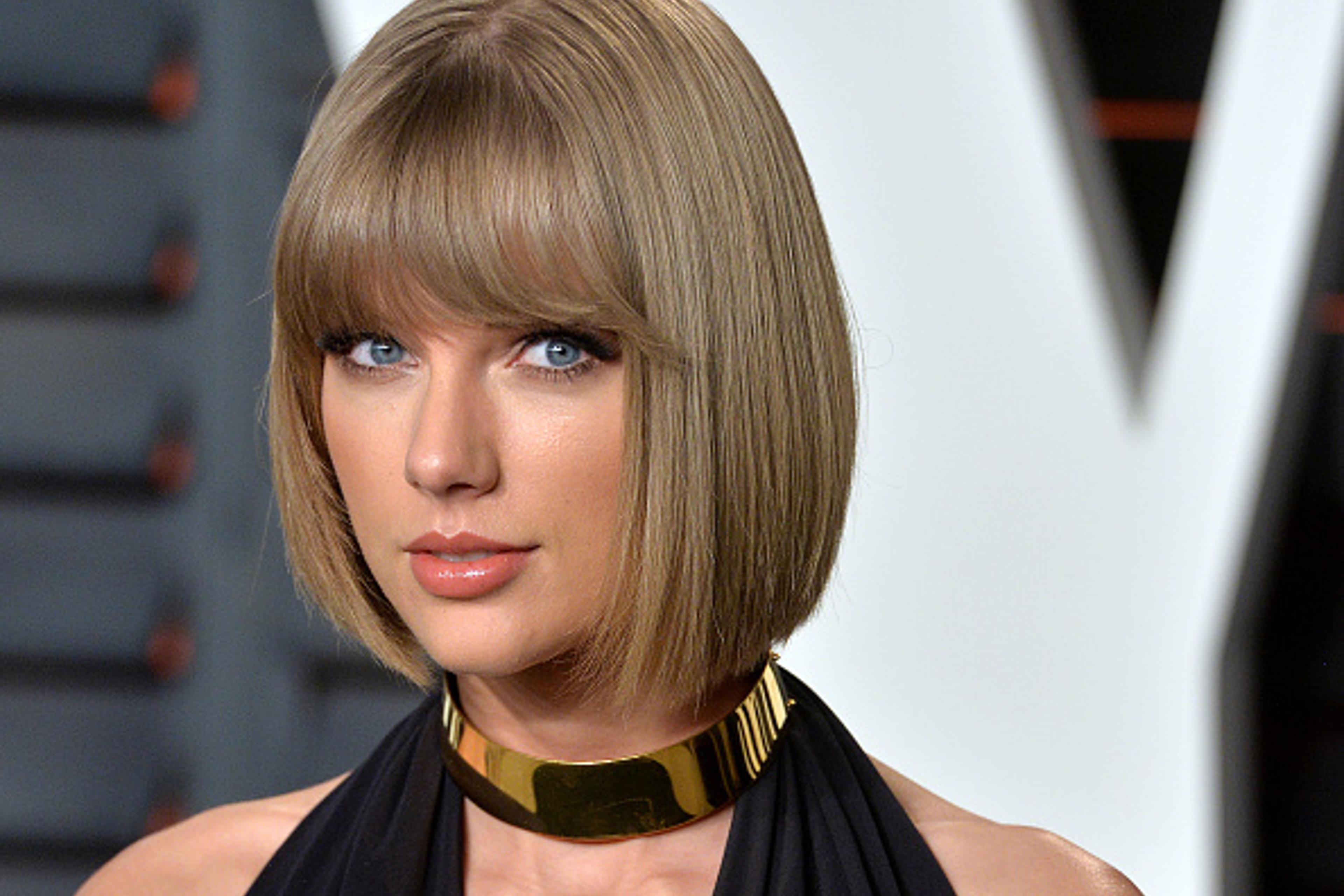 Taylor Swift attends the 2016 Vanity Fair Oscar Party hosted By Graydon Carter at Wallis Annenberg Center for the Performing Arts on February 28, 2016 in Beverly Hills, California.