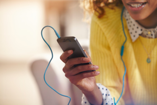 woman-listening-music-smartphone