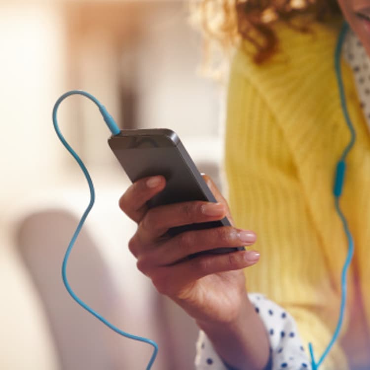 woman-listening-music-smartphone
