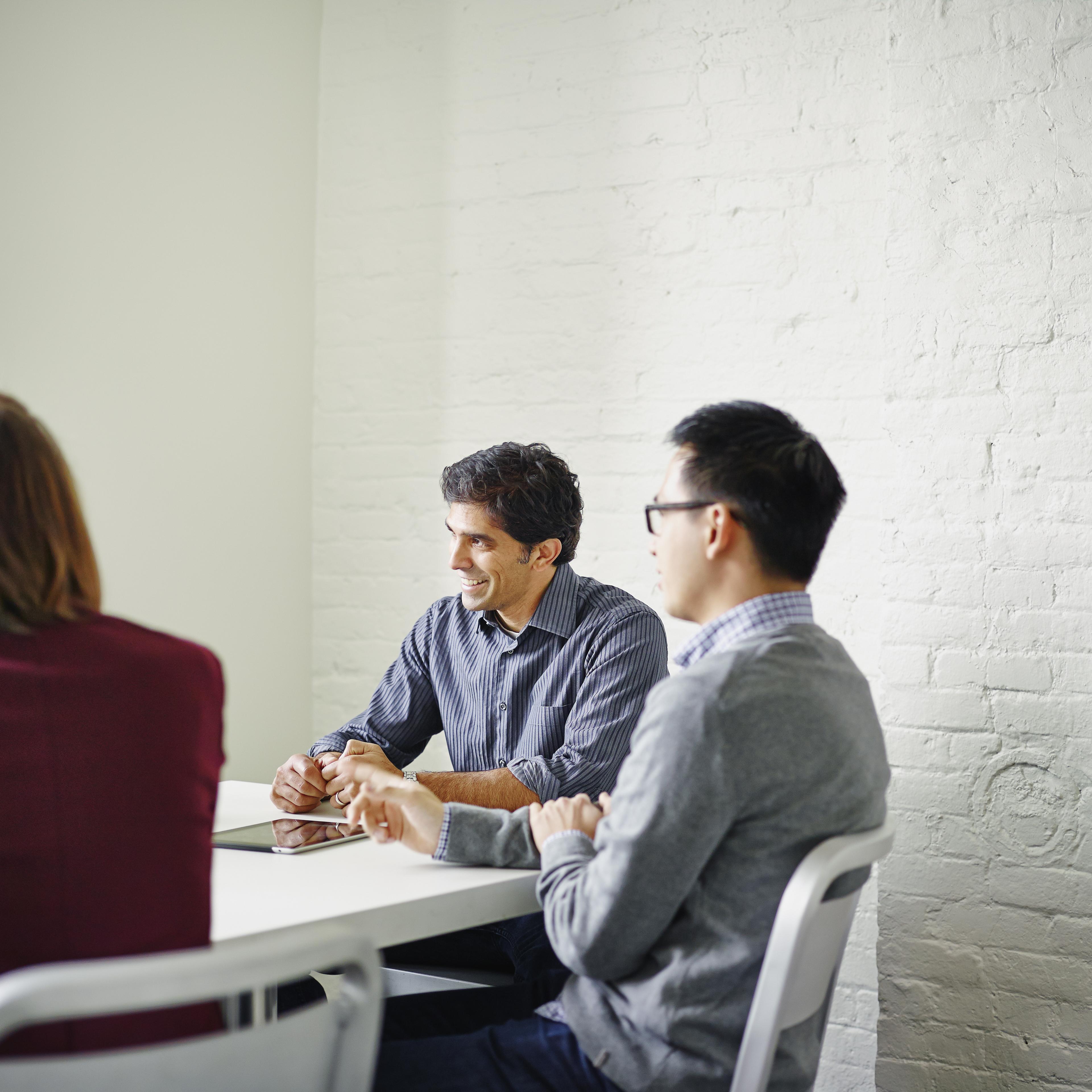 coworkers-discussion