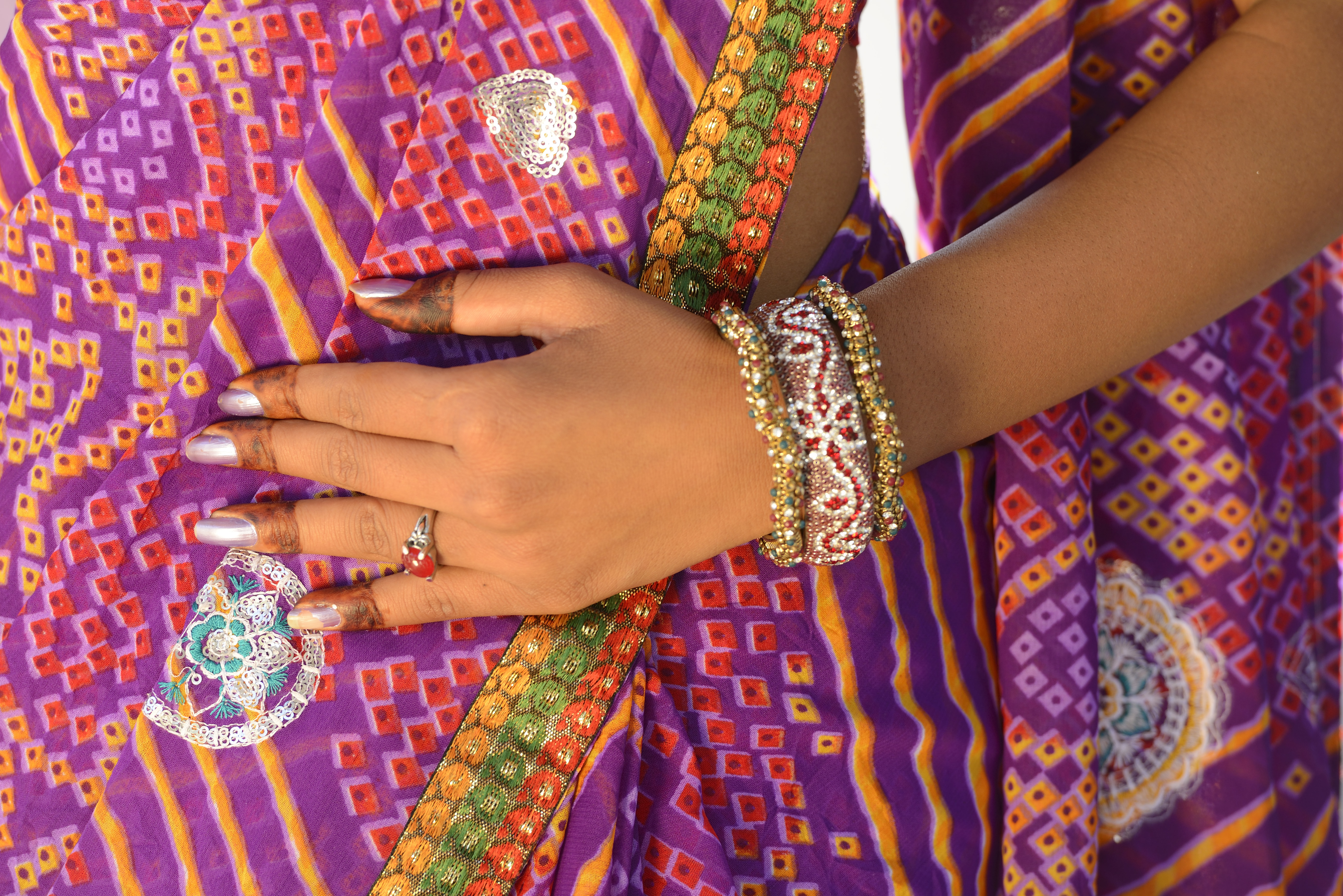 Indian girl in traditional dress, Udaipur, Rajasthan, India, Asia MR