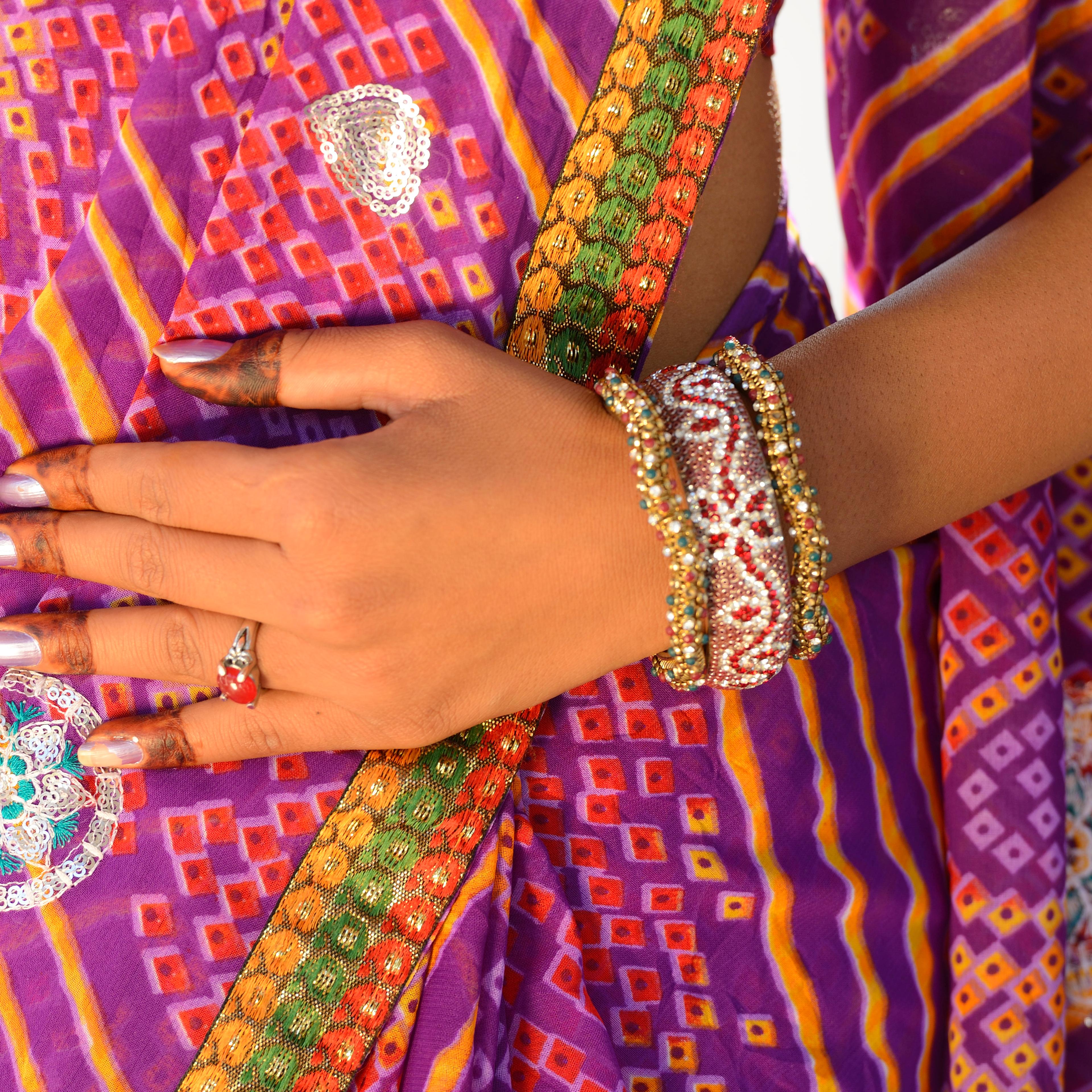 Indian girl in traditional dress, Udaipur, Rajasthan, India, Asia MR