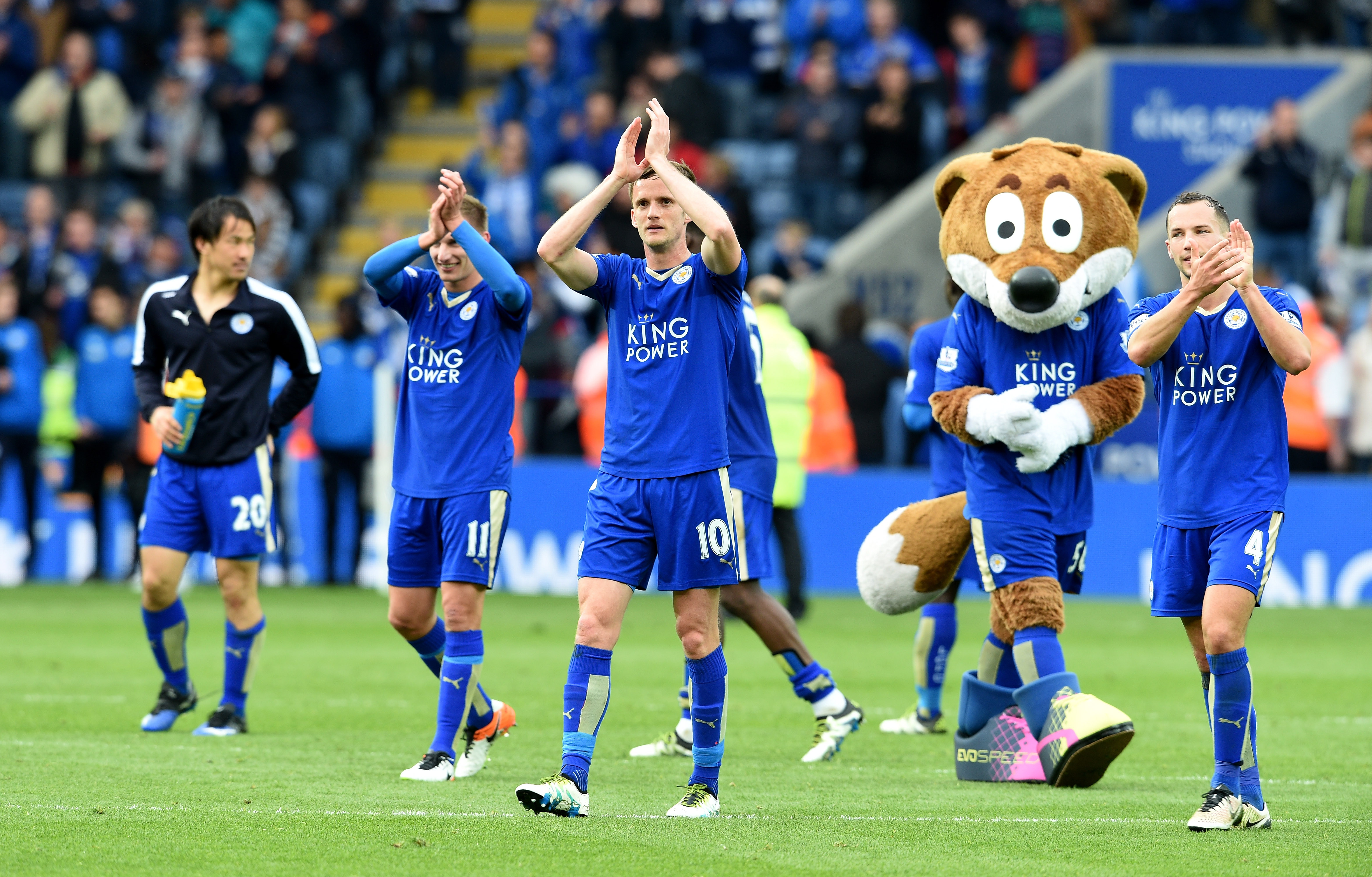 Leicester City players acknowledge crowd during the Barclays Premier League match between Leicester City and Swansea City at the King Power Stadium on April 24, 2016 in Leicester, England. 