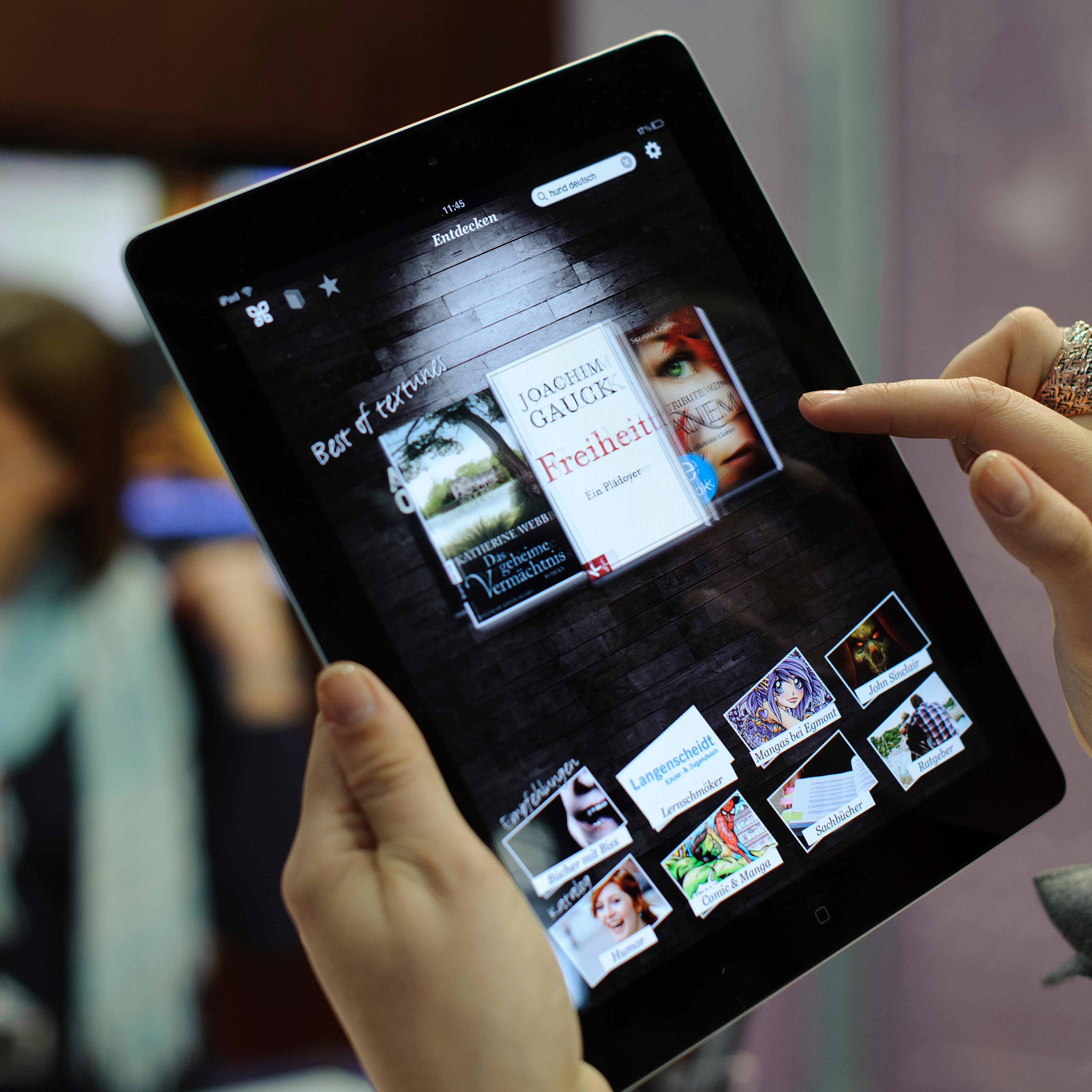 Fair goers try out the textunes eBook re