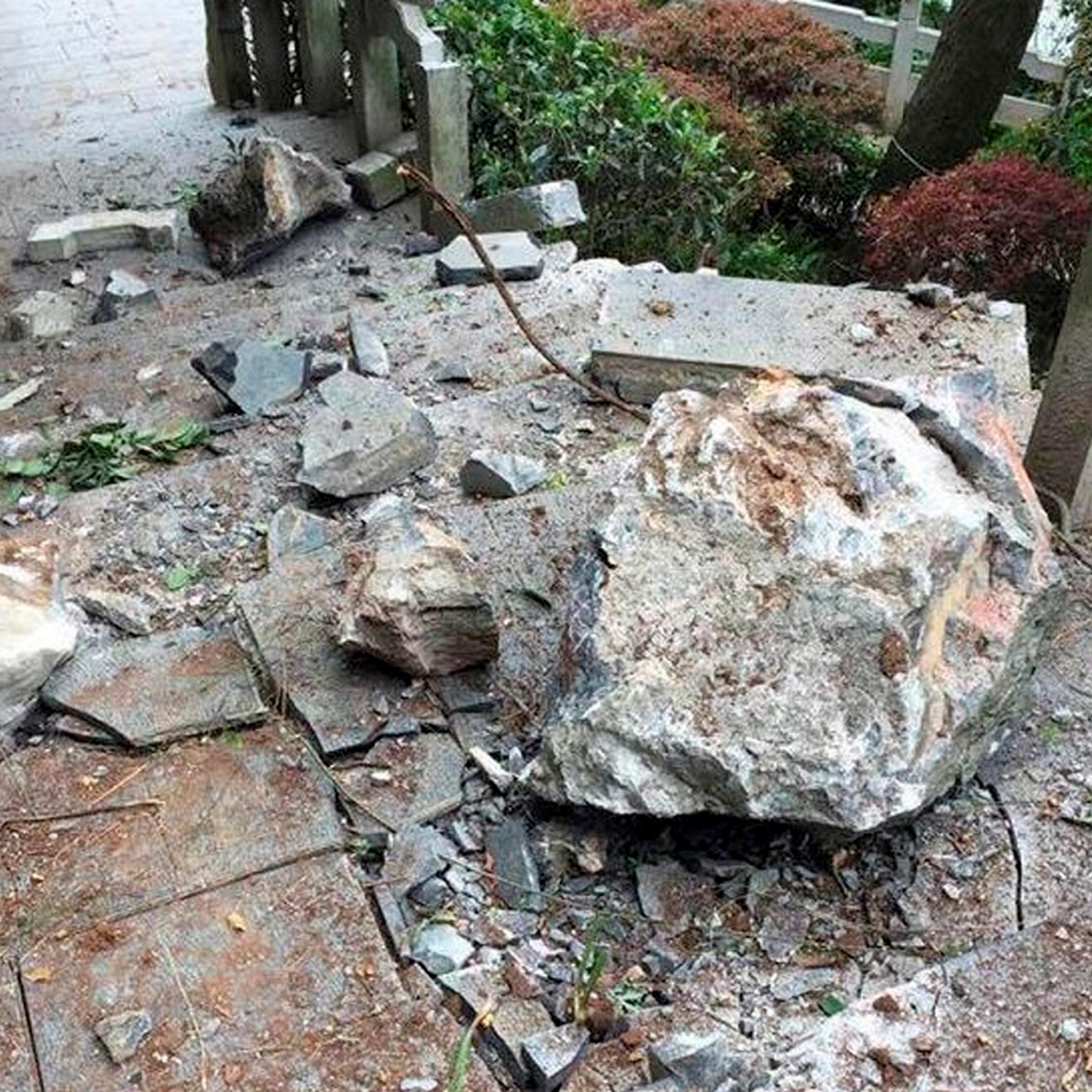 Seven tourists killed in rockfall at China beauty spot