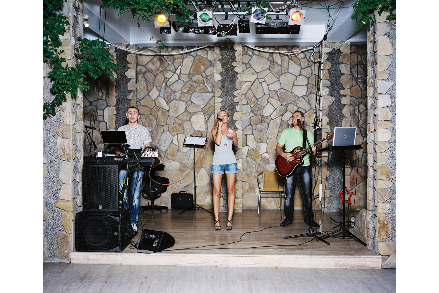 Aleksey Balichev, Maria Kleschevskaya and Oleg Sheglov sing Argentina-Jamaica 5:0 Flamingo restaurant, Adler.
