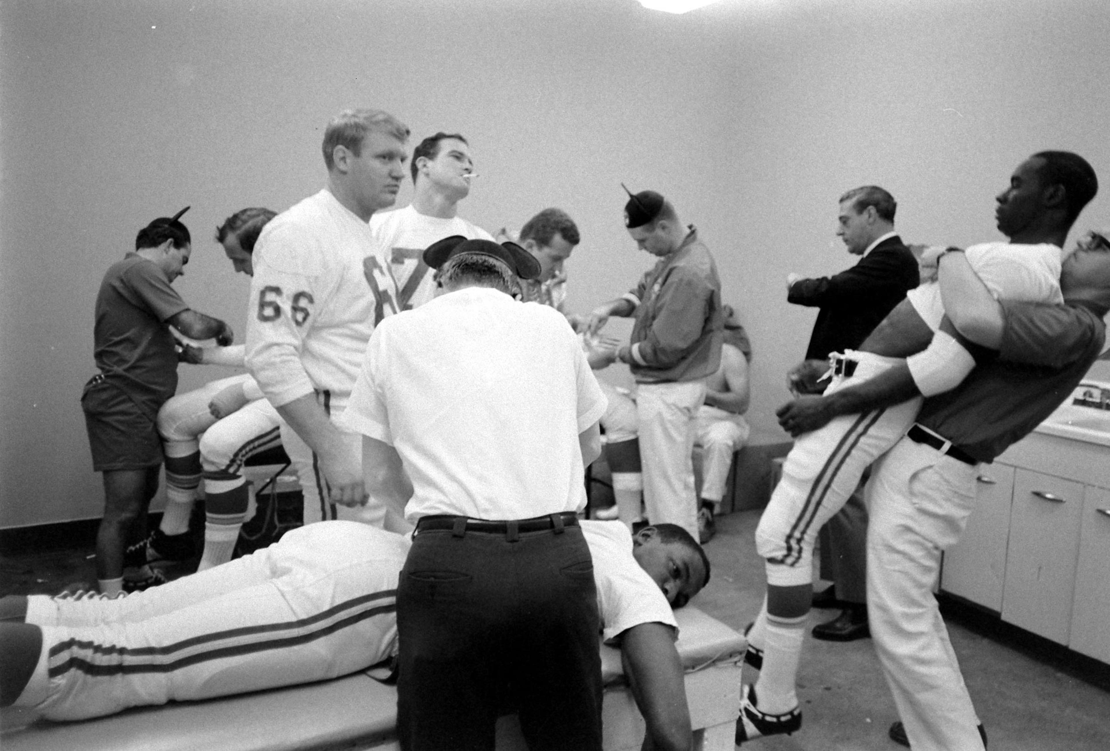 chiefs quarterback smoking cigarette Super Bowl 2020: Origin of Len Dawson's iconic photo Super Bowl 2020: Origin of